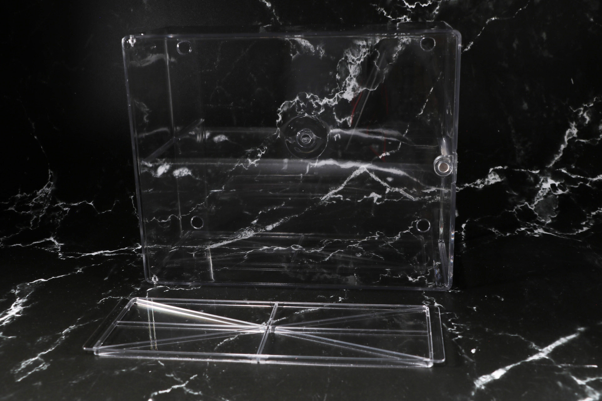 中の棚板を外すことができる