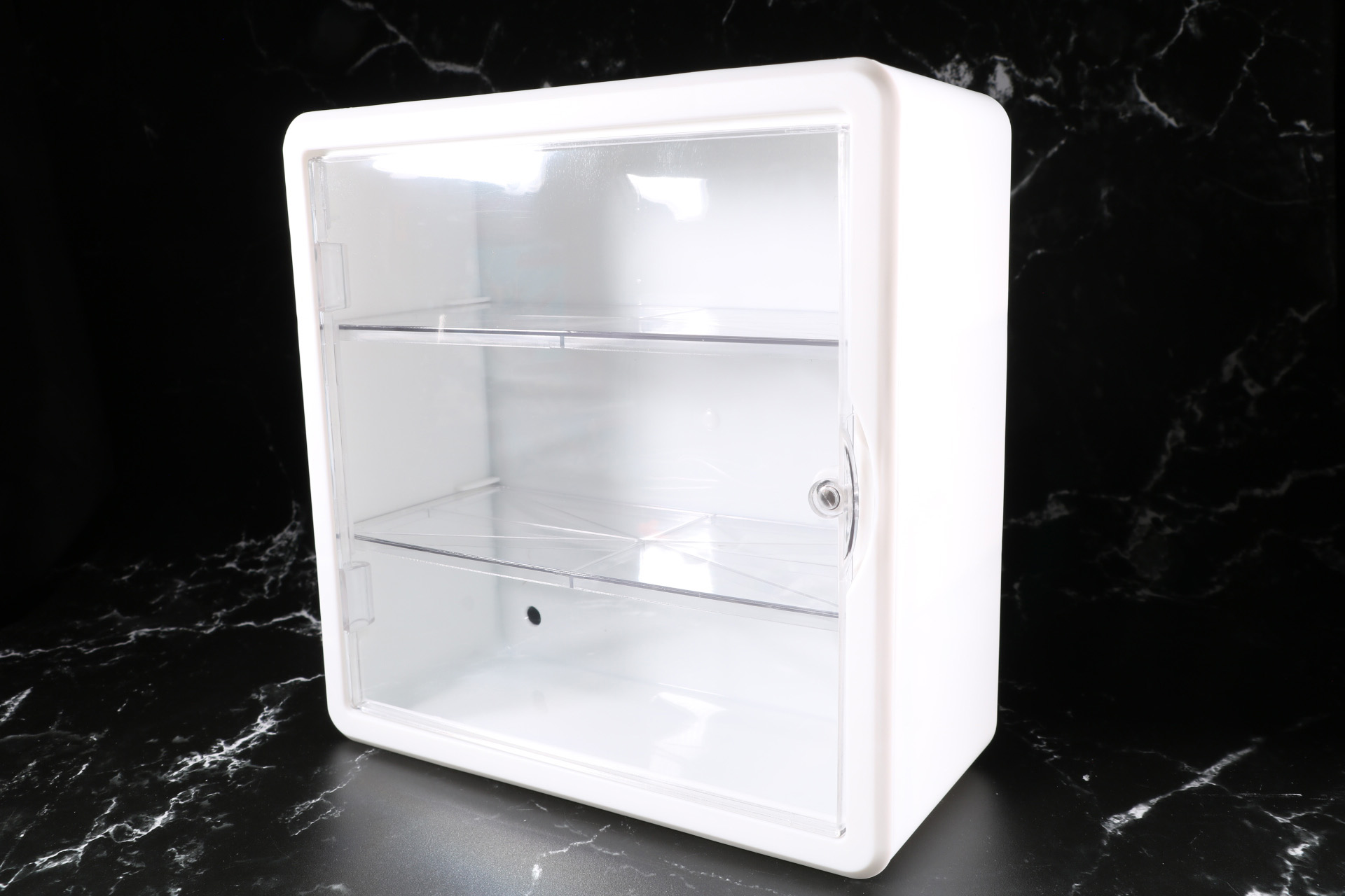 正面は扉となっており開くことが可能