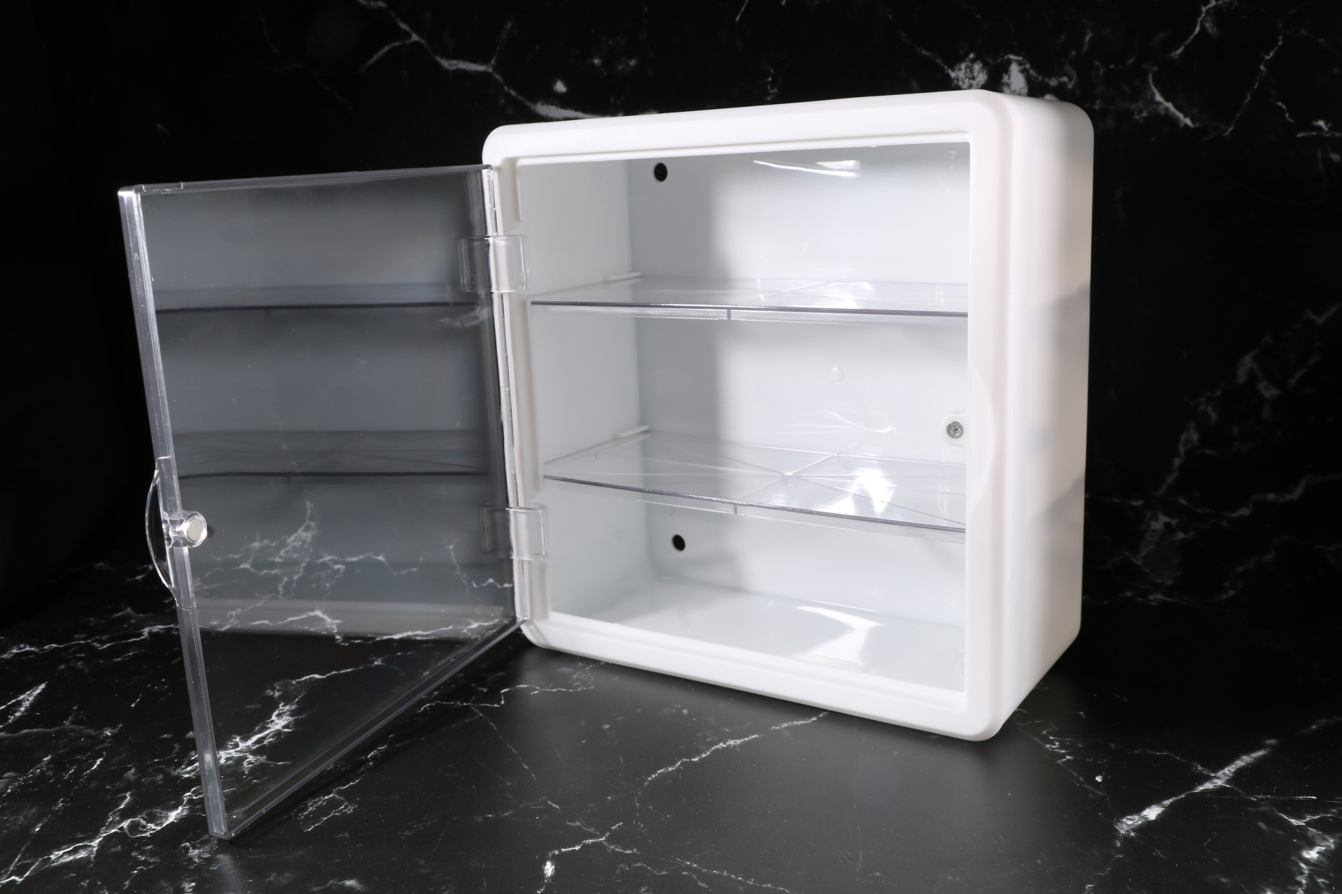 正面は扉となっており開くことが可能