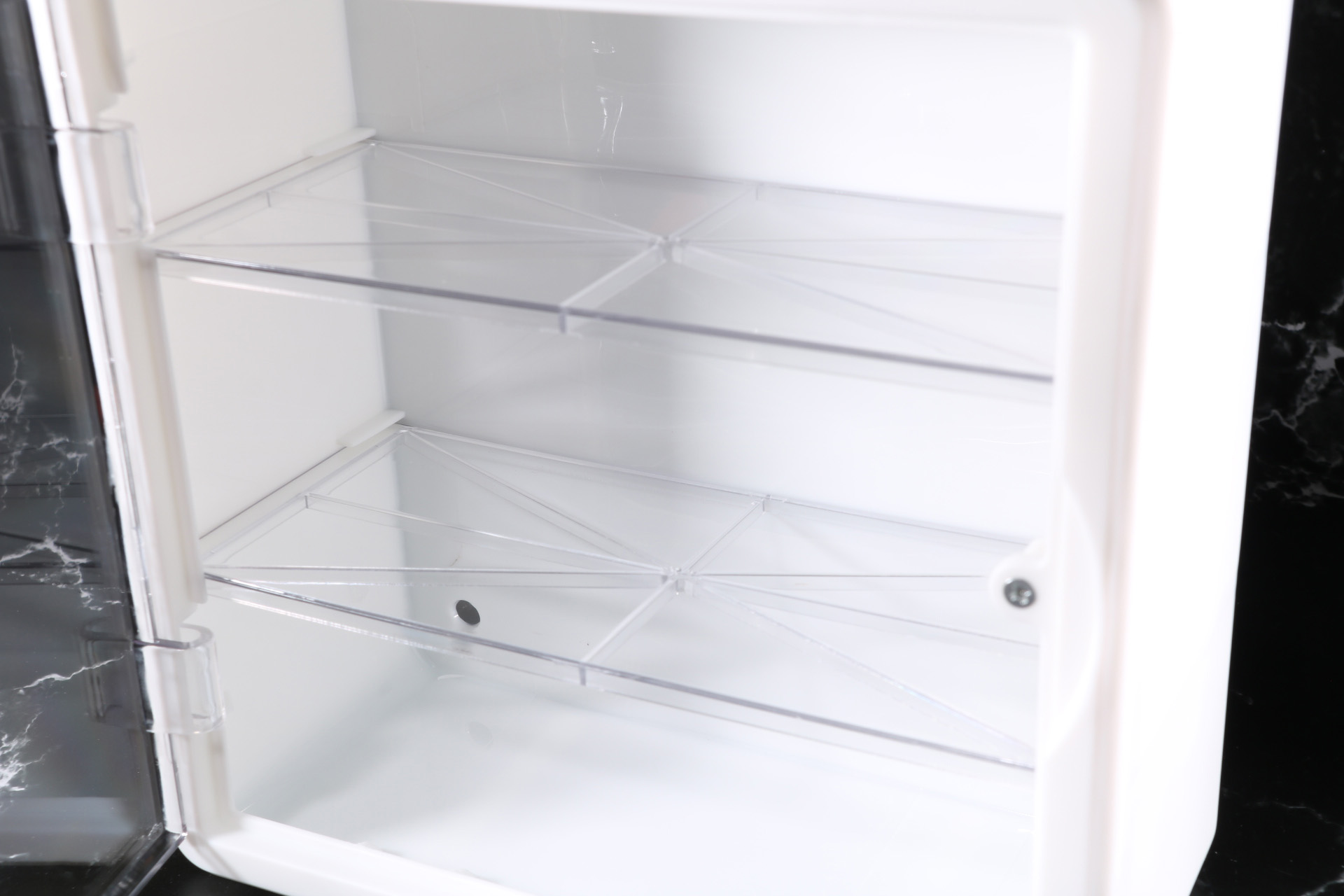 内側には棚板を設置でき、最大3段までディスプレイ可能