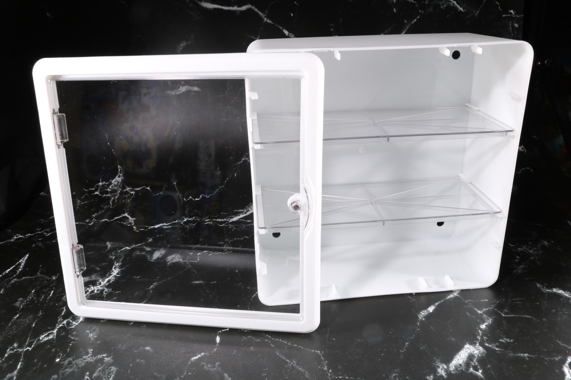 正面はカバー部分を外すことができ、中の棚板の枚数を変更できる