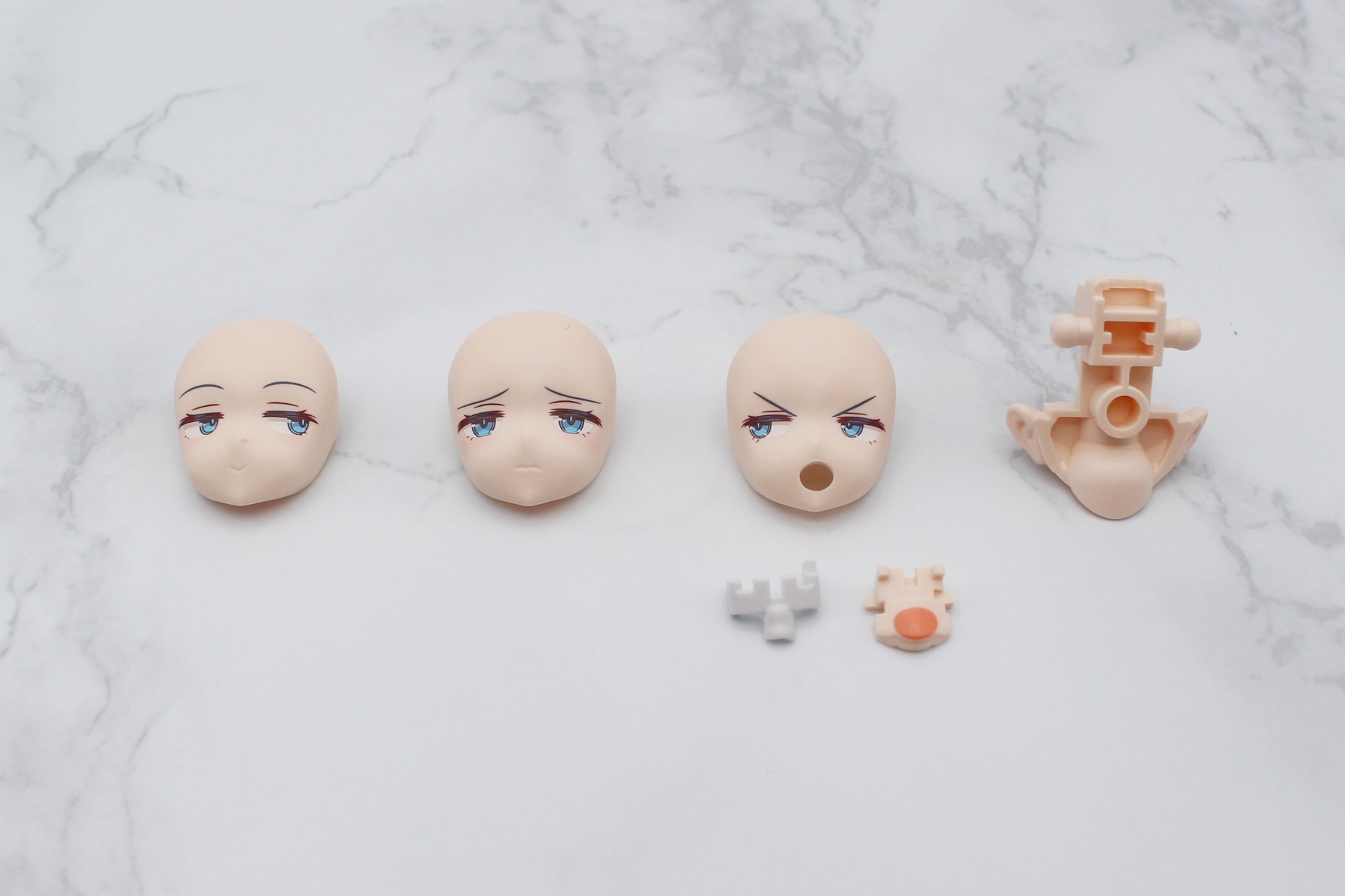 フェイスパーツは3種類。瞳が左と右に向いているものがある