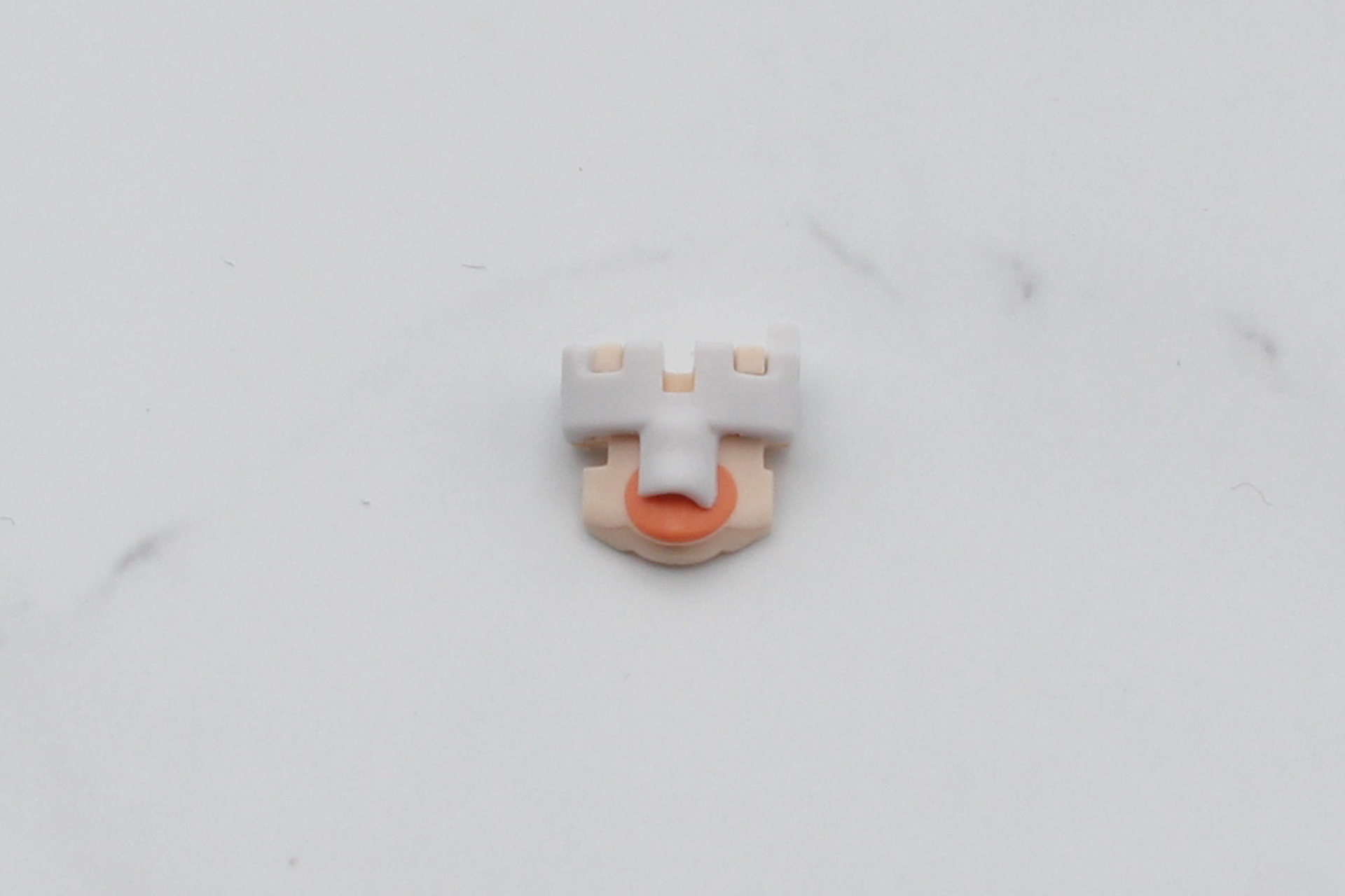 歯のパーツ、画像向かって右下が少しだけ伸びている