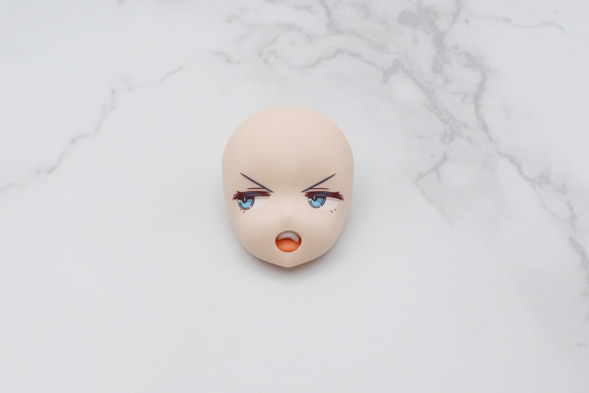 これをフェイスパーツに取り付けると、歯がマンガの八重歯のようになる