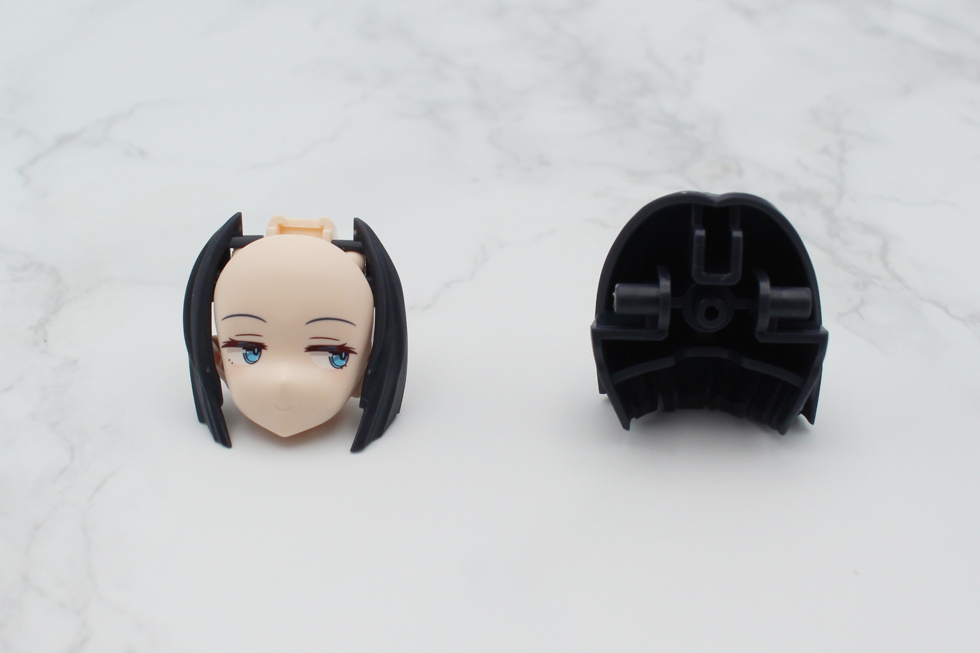 ヘアスタイルパーツの組み立て。フェイスパーツにもみ上げを取り付け、後ろ髪も組み立てる