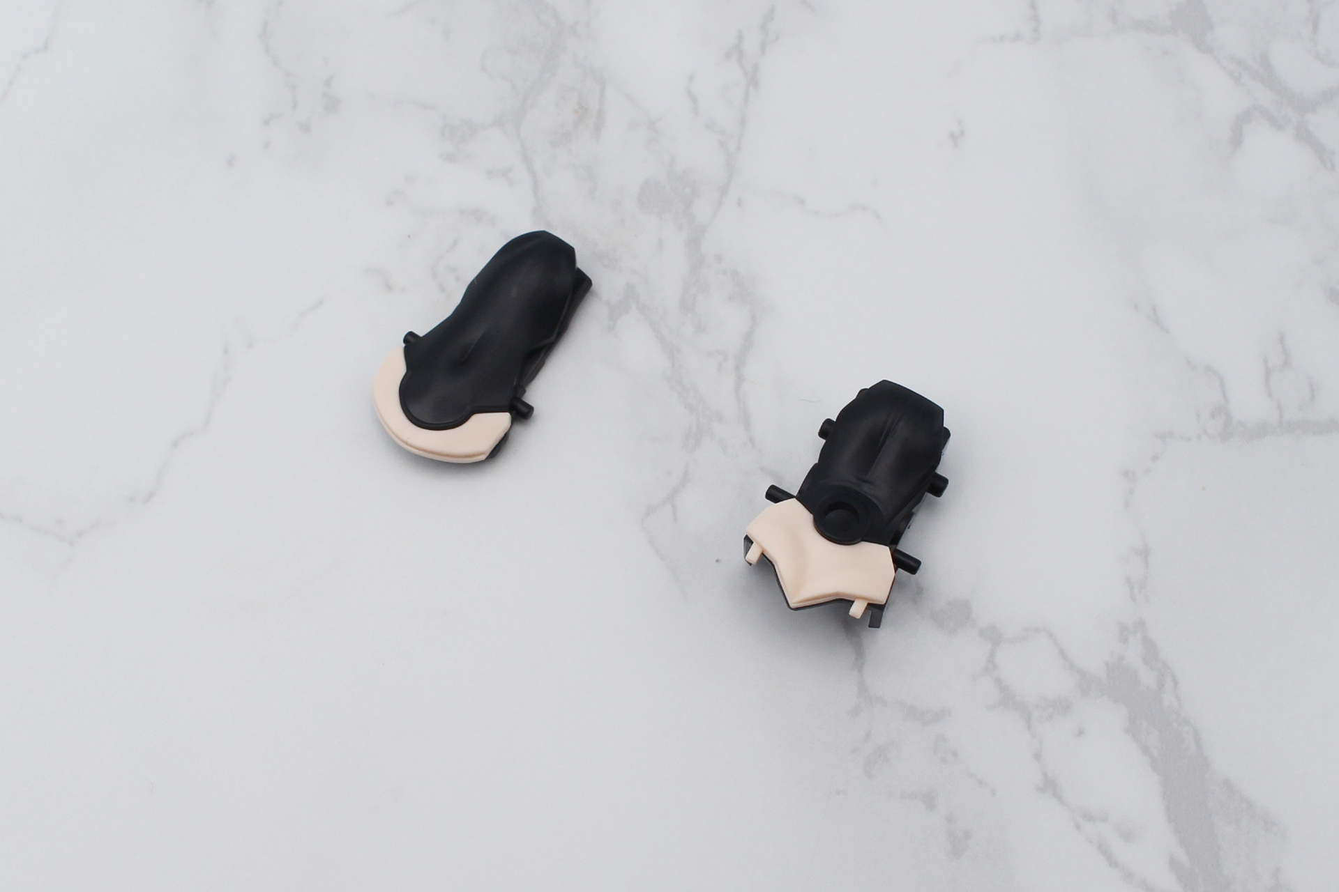 お腹と背中のパーツを組み立てる