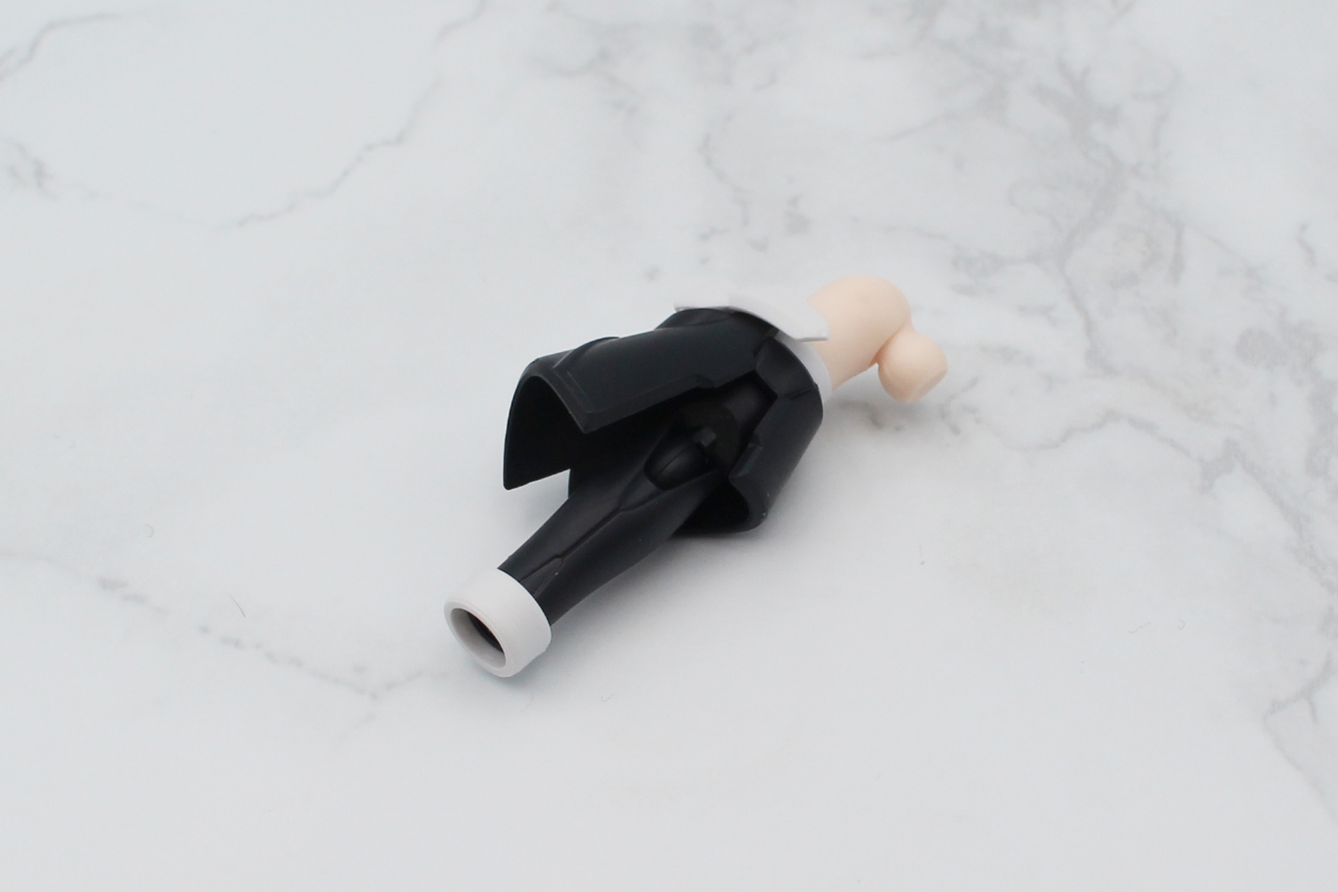 肘関節と前腕を組み立てて取り付ける