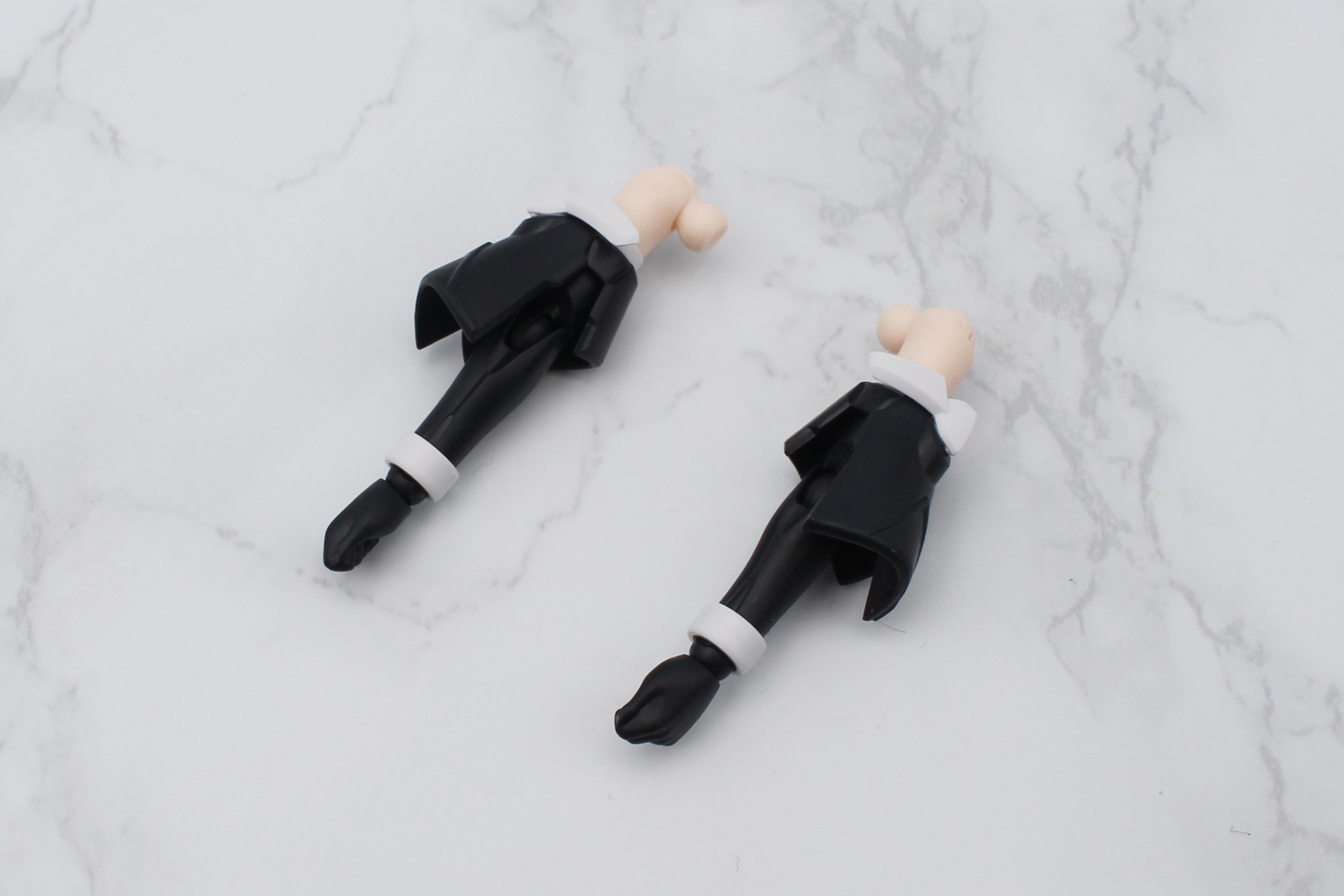 左腕も同様に組み立てる