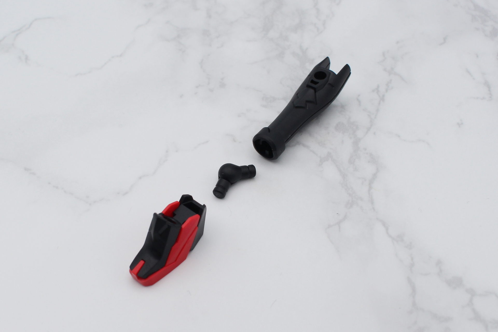 脚部の組み立て。ブーツは2パーツで色分けされている