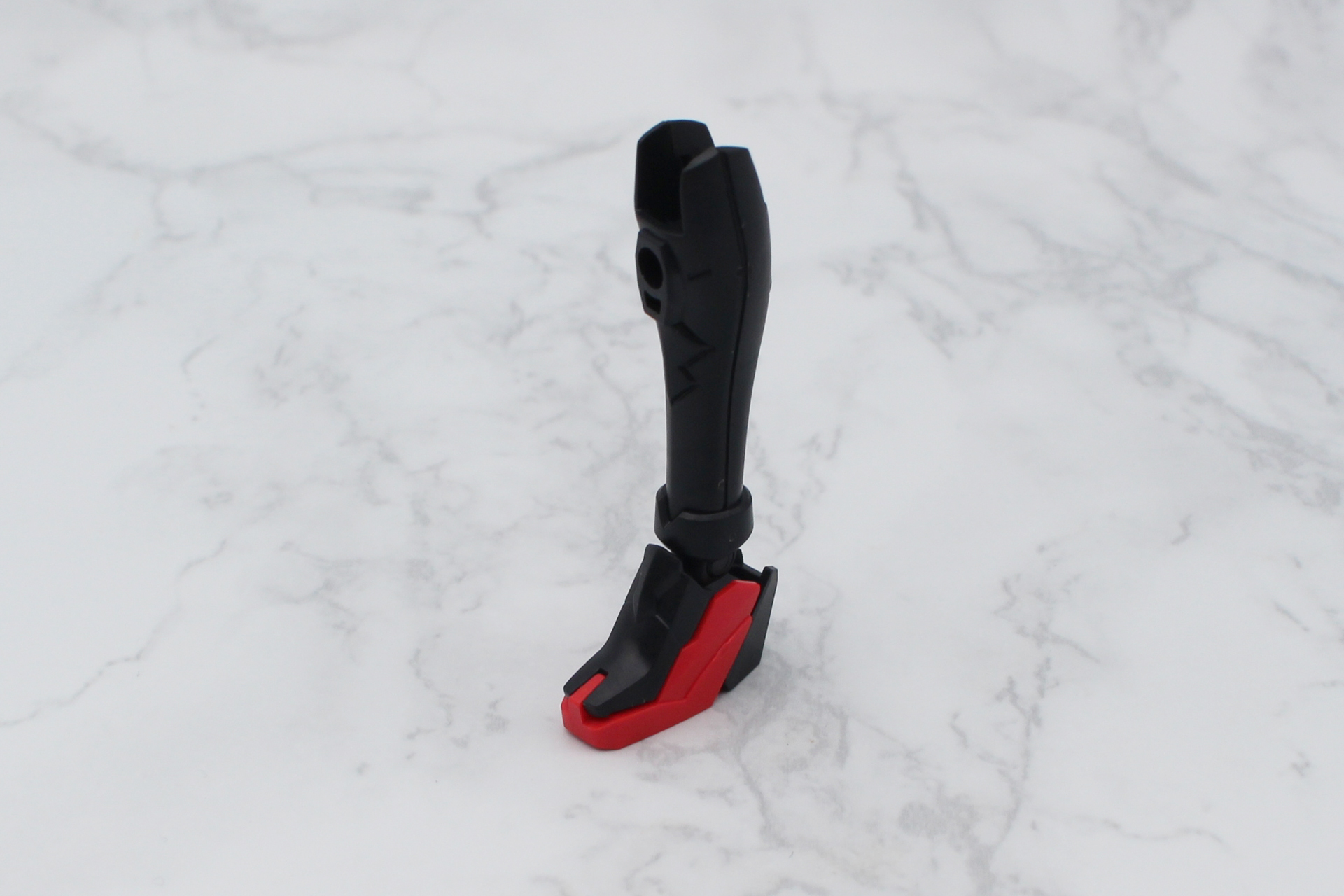 脚部の組み立て。ブーツは2パーツで色分けされている