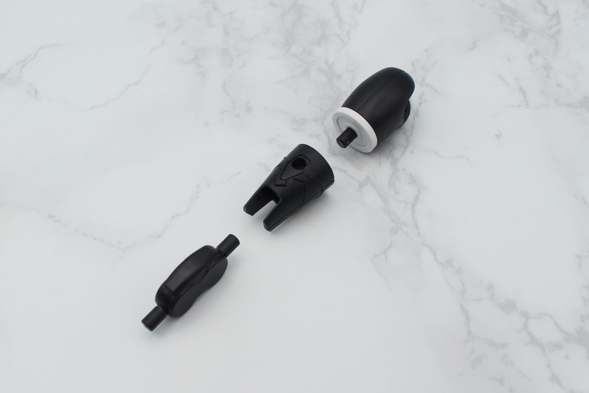 太ももと膝関節を組み立てる