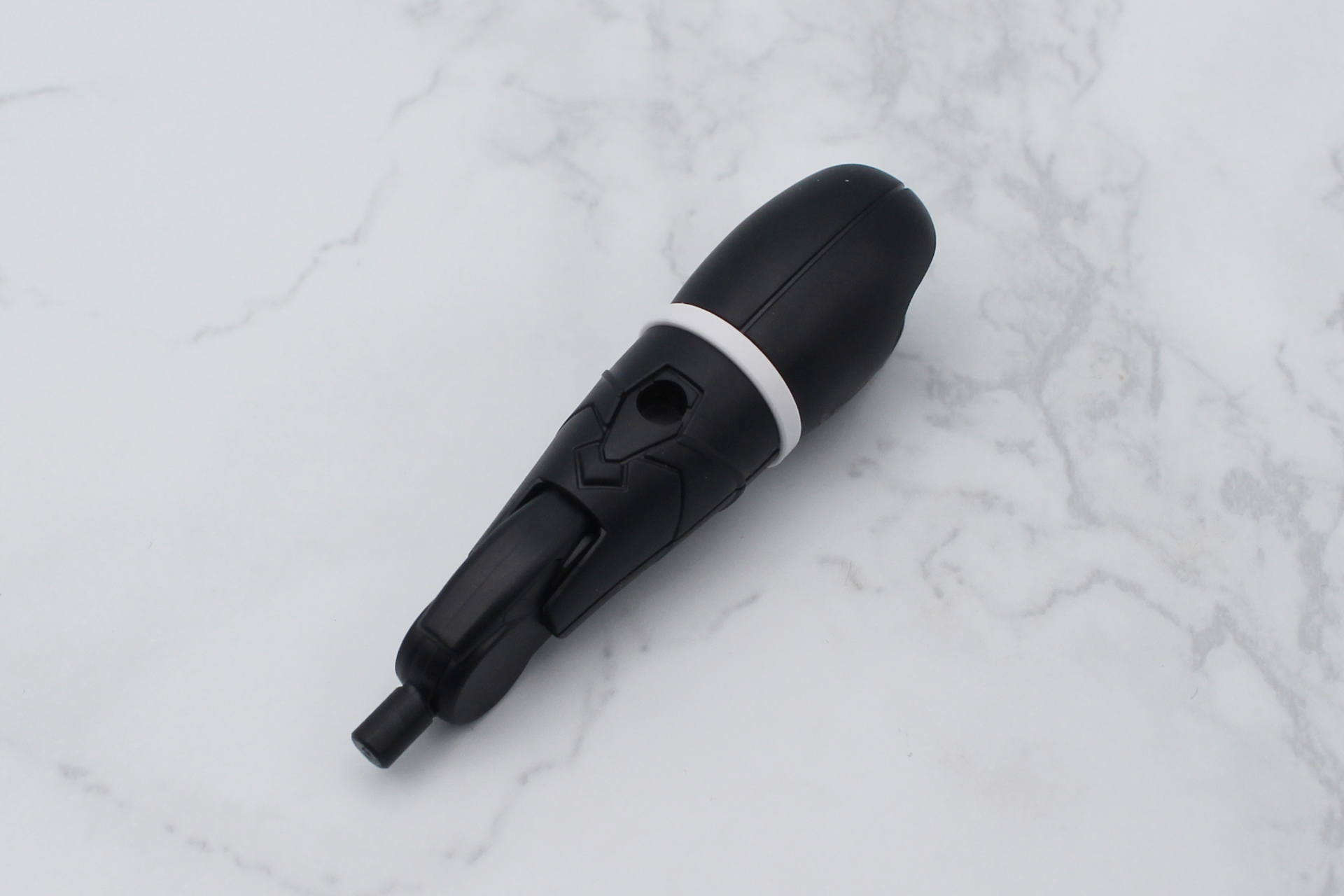 太ももと膝関節を組み立てる