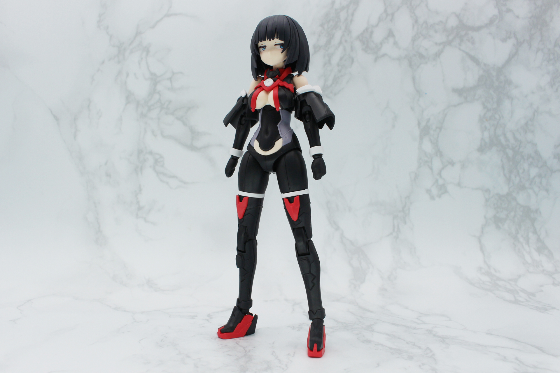 各部位を取り付けて、脚部の飾りを取り付ければ、ミコルルのノーマルモードが完成。黒のコスチュームは全身が引き締まって見える