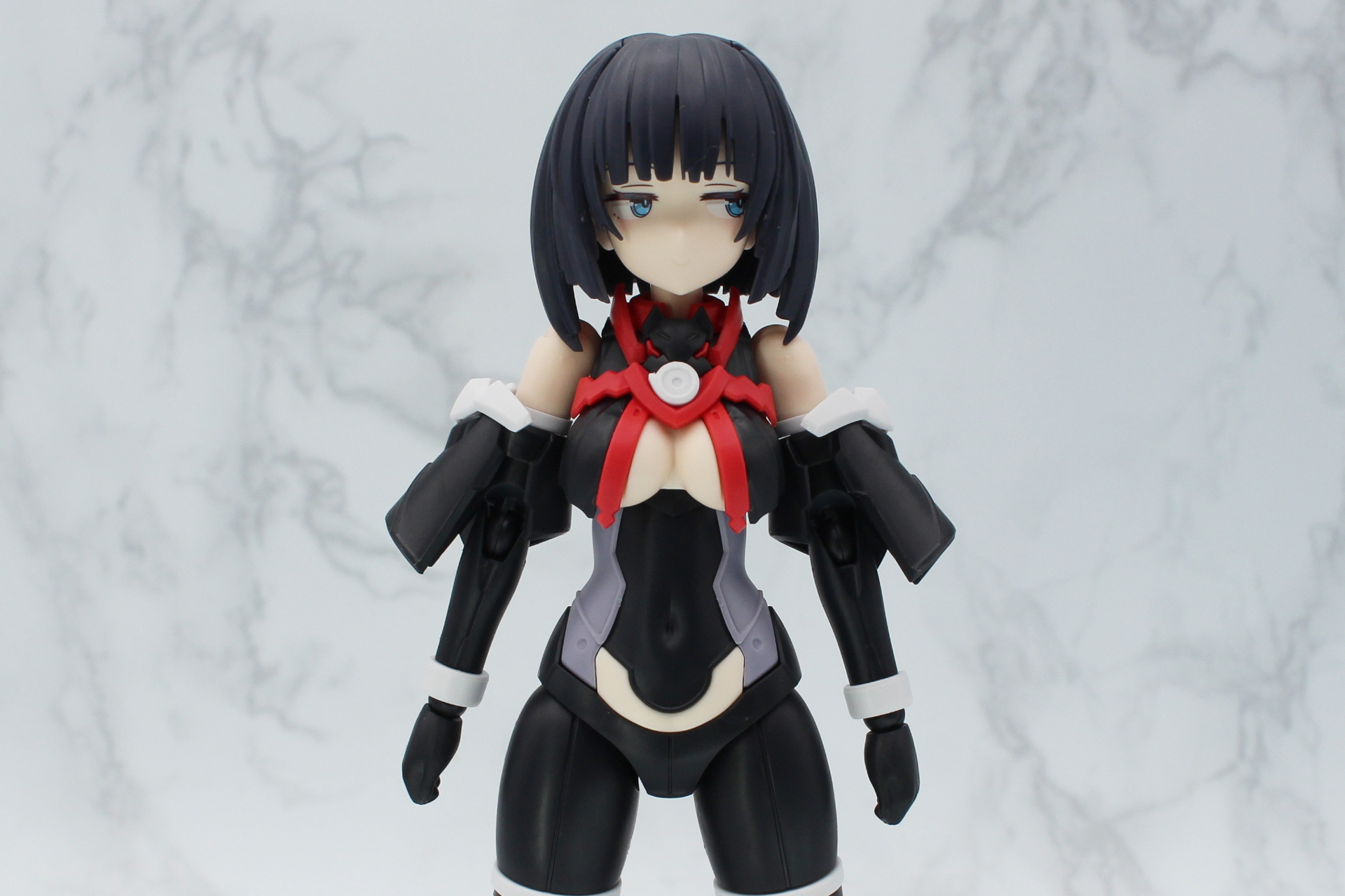 袖のパーツやバストの大きさが目立っている。首の飾りはキツネだ