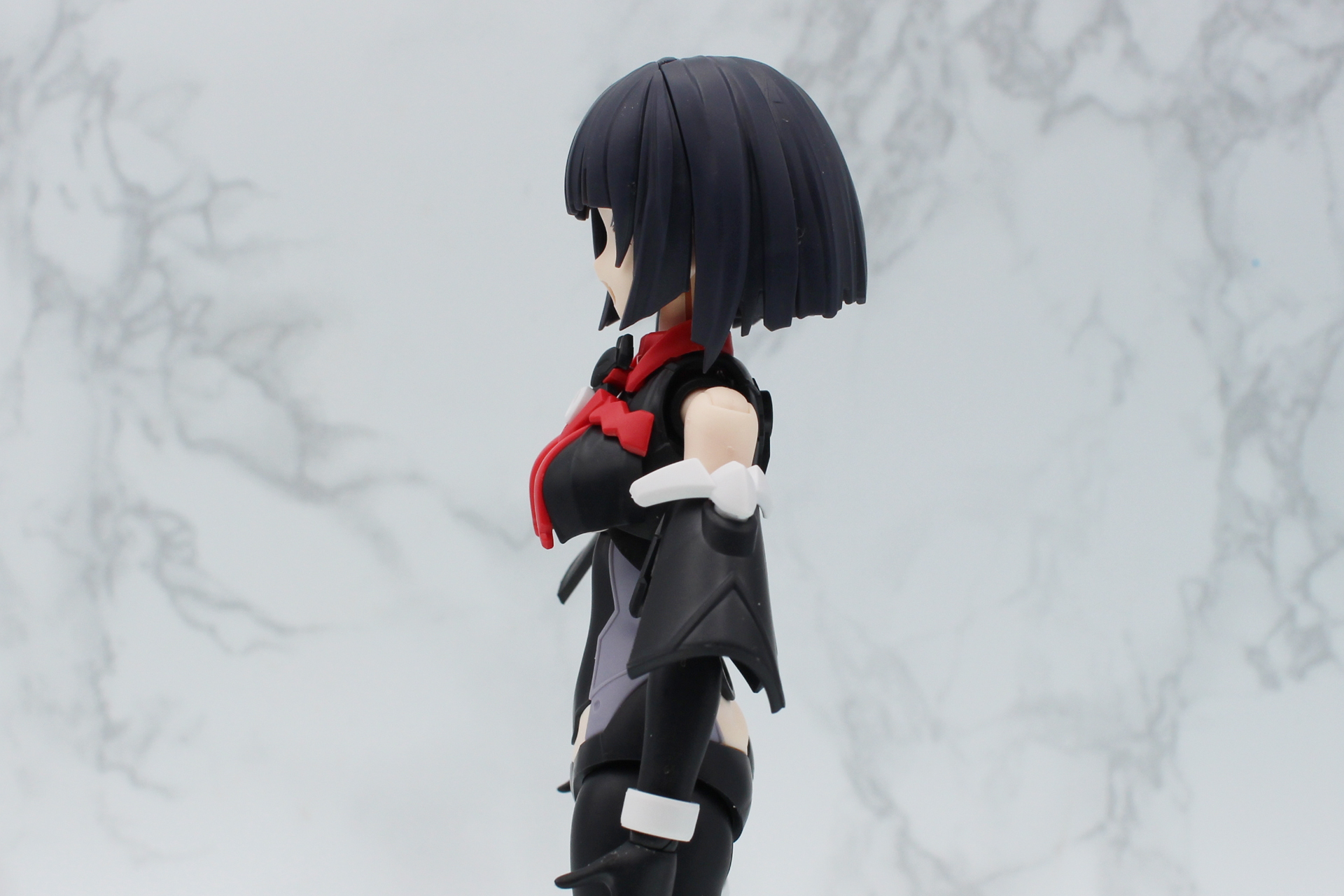 ヘアスタイルは後方にボリュームを持たせたおかっぱスタイル