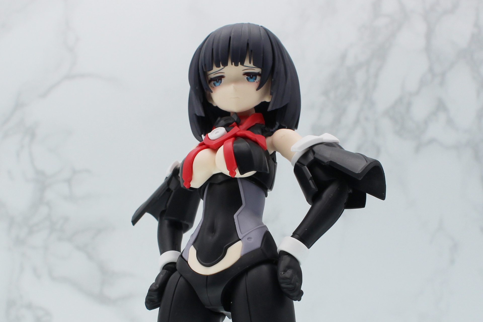 “暖簾”スタイルのブラからバストの下側が見えている