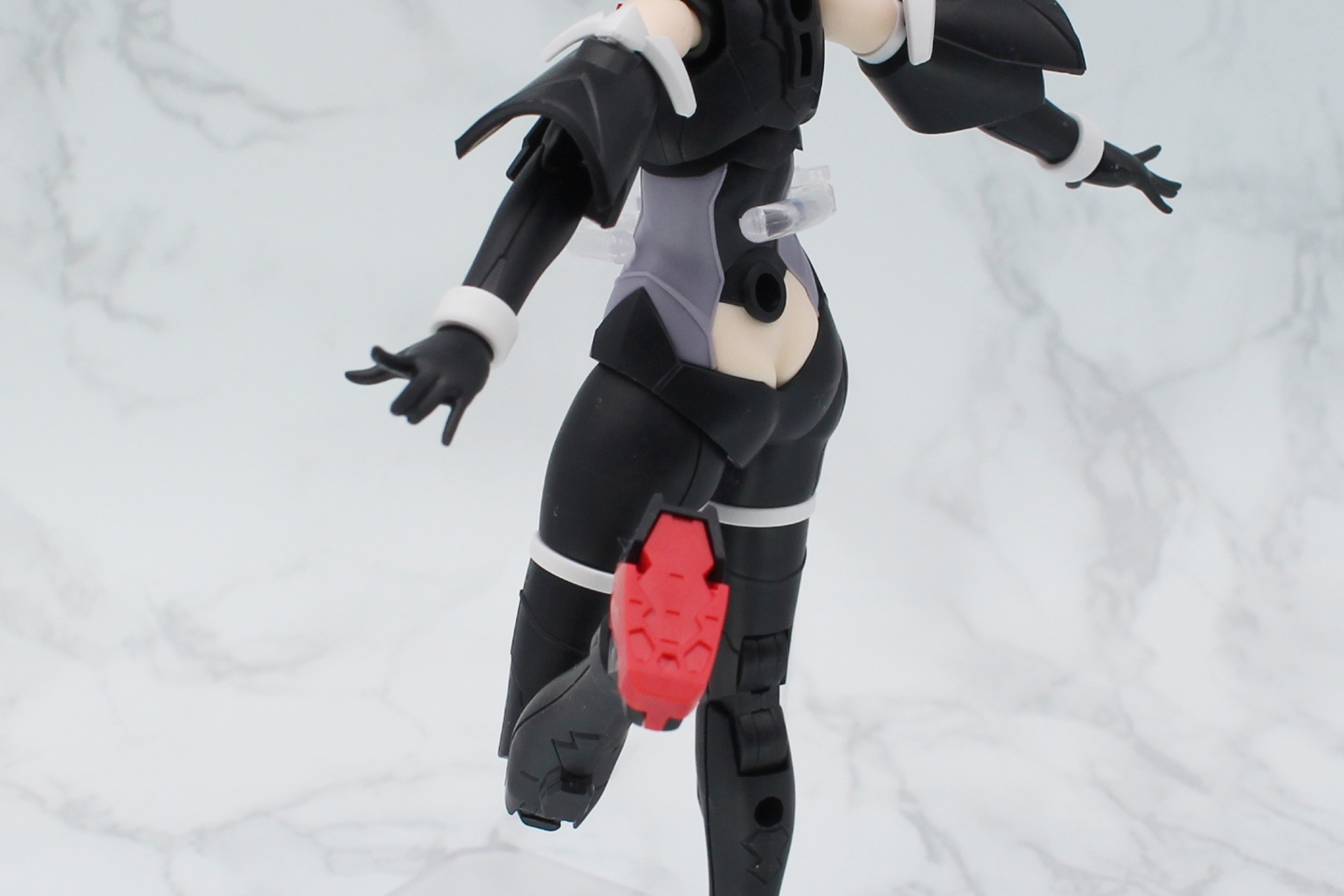 足裏の模様はシンプル。地肌が見えた腰周りのディテールにも注目