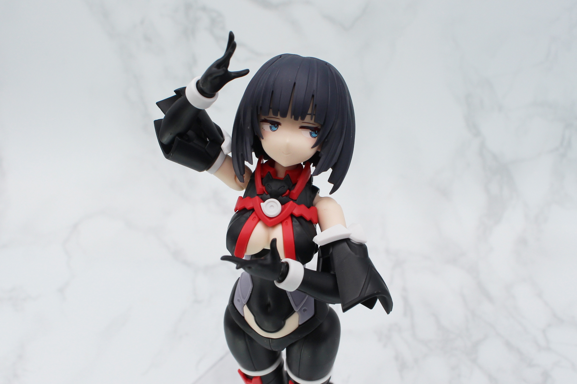 上腕の袖はV字の切り欠き部分で肘を曲げられるようになっている