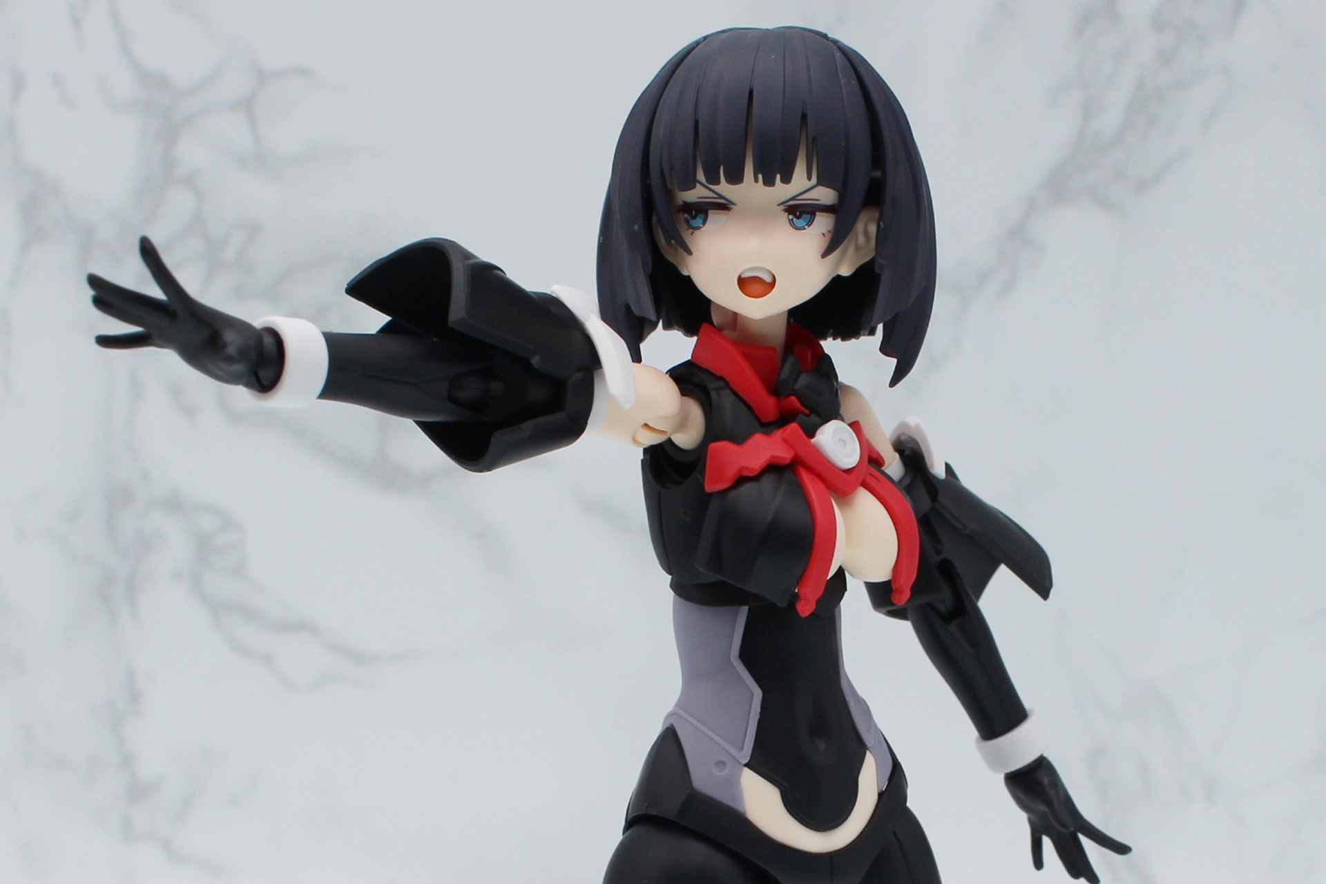 八重歯の見えるフェイスパーツを装着。パッツンの前髪から後ろに行くにつれ少しずつ長くなっていくヘアスタイルも凝っている