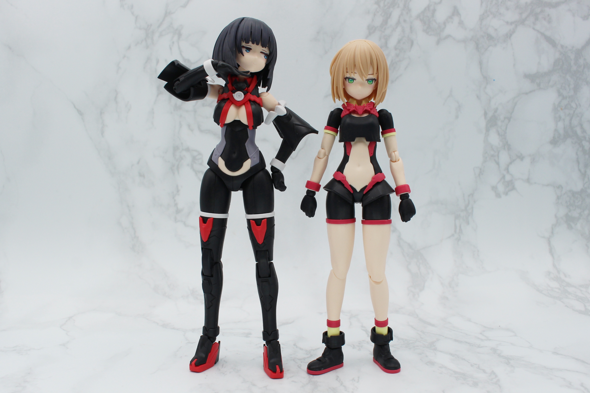 身長は145mm。右のノーマルモードのティアーシャ（ダリアウエア）は135mm