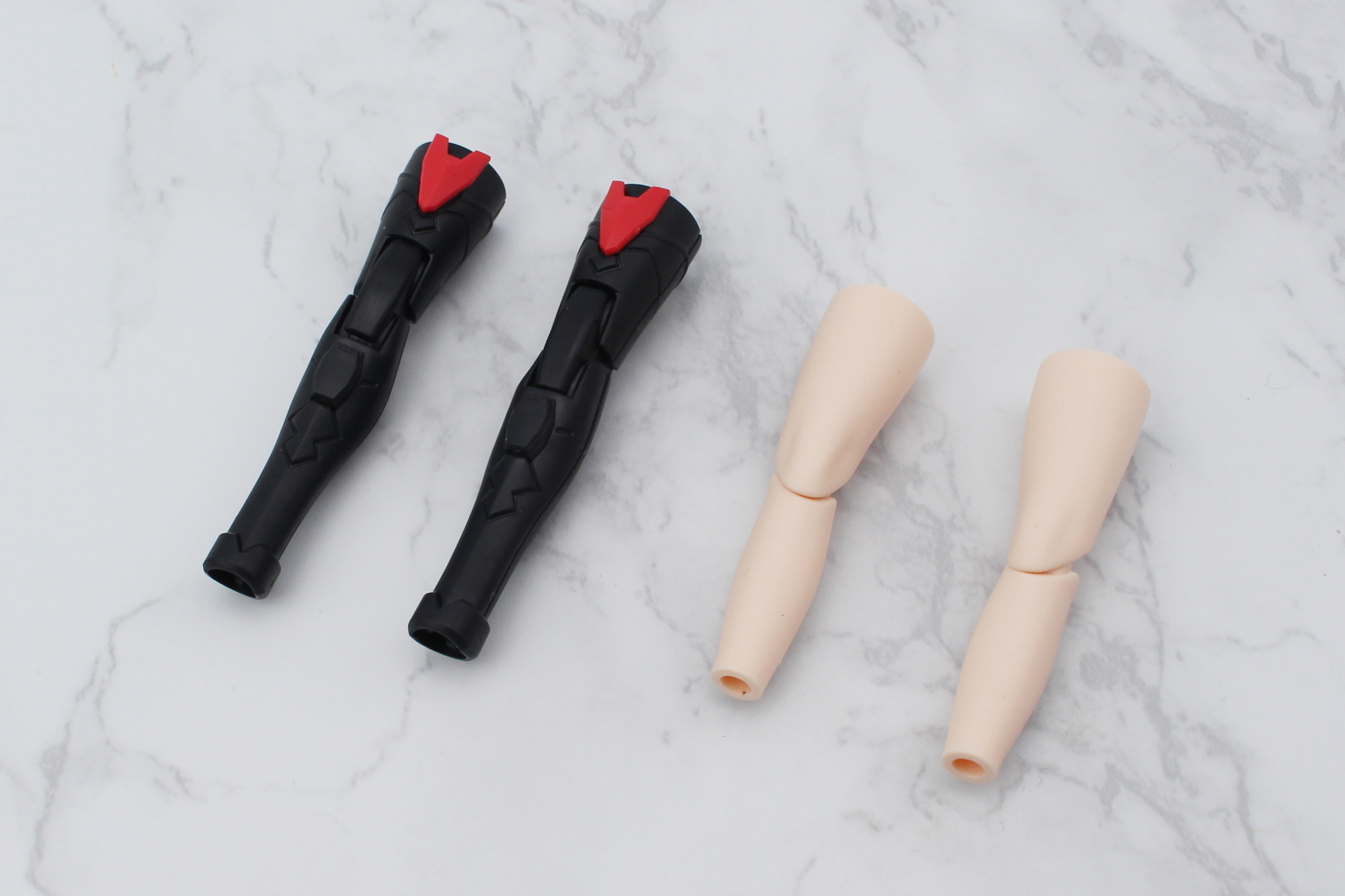 余剰パーツの脚部はティアーシャ（ダリアウエア）などと同じ長さで、足首のパーツもないので取り付けると脚がかなり短くなるが、これはこれで可愛らしい