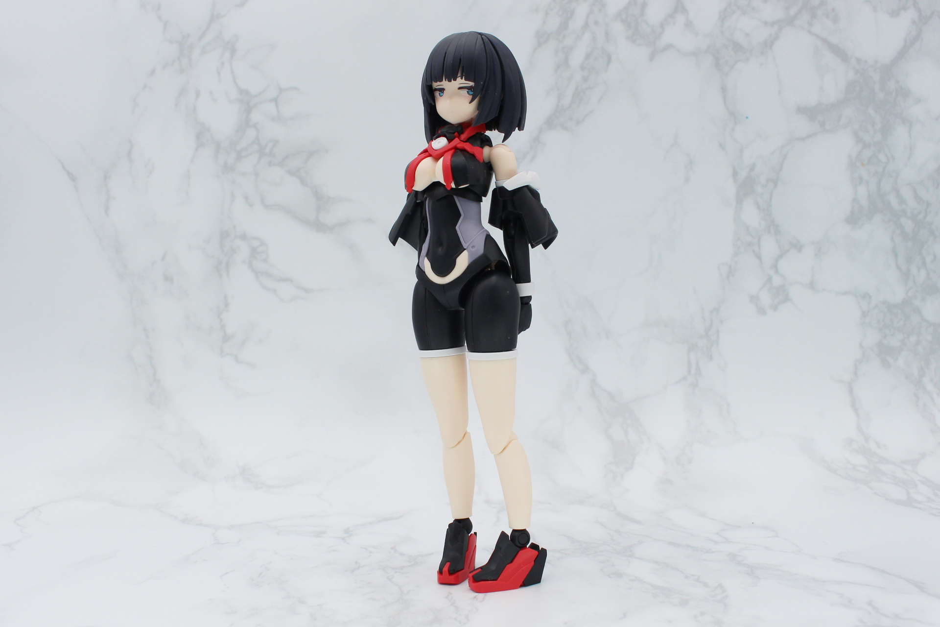 余剰パーツの脚部はティアーシャ（ダリアウエア）などと同じ長さで、足首のパーツもないので取り付けると脚がかなり短くなるが、これはこれで可愛らしい