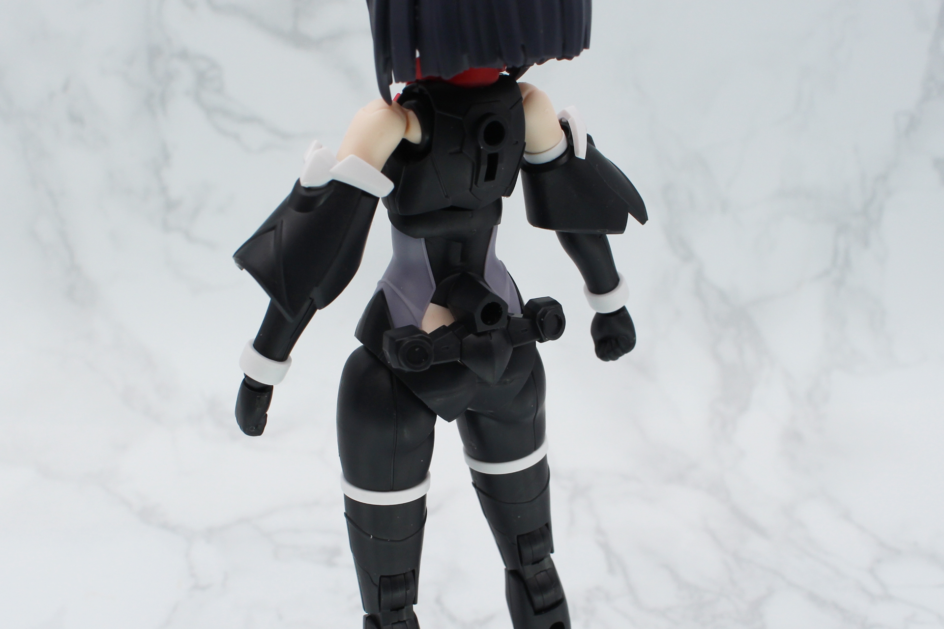 腰にアーマーのハーネスを取り付ける