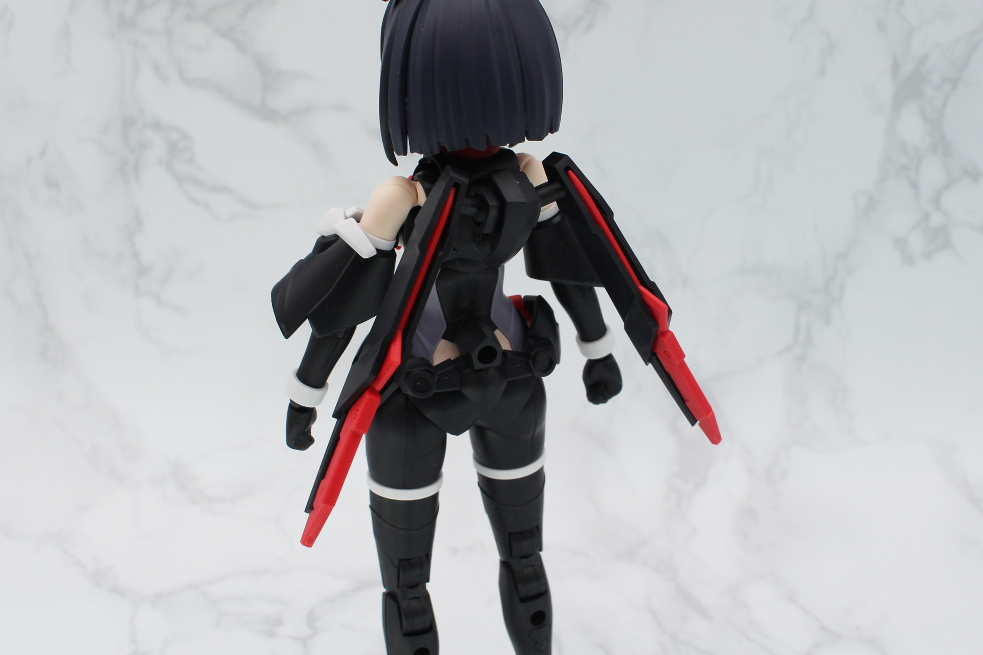 鞘を背中に取り付ける