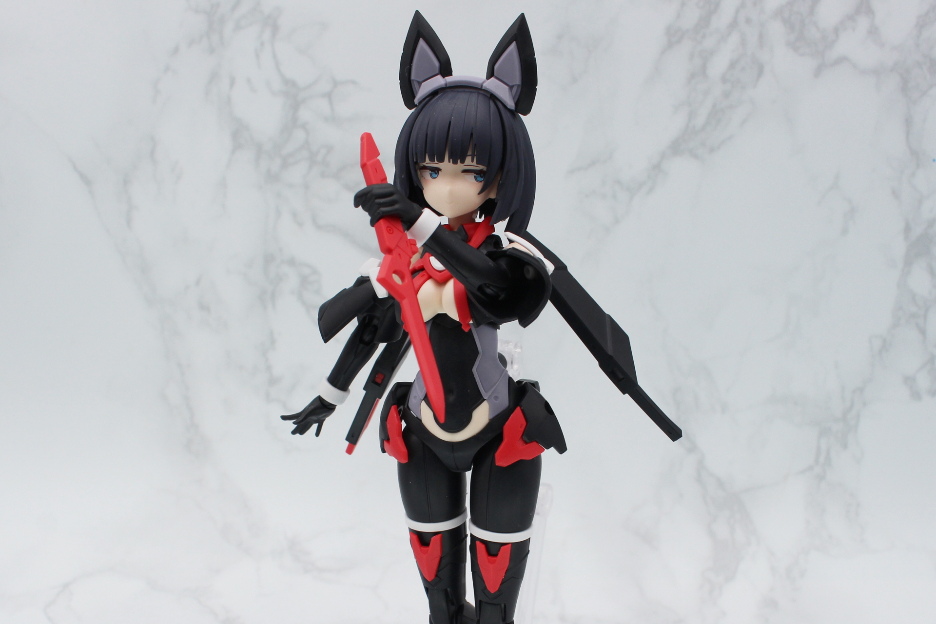 ナイフを取り外して手に持つ。説明書や完成写真によると穴のある三角形があるほうが前になるようだ