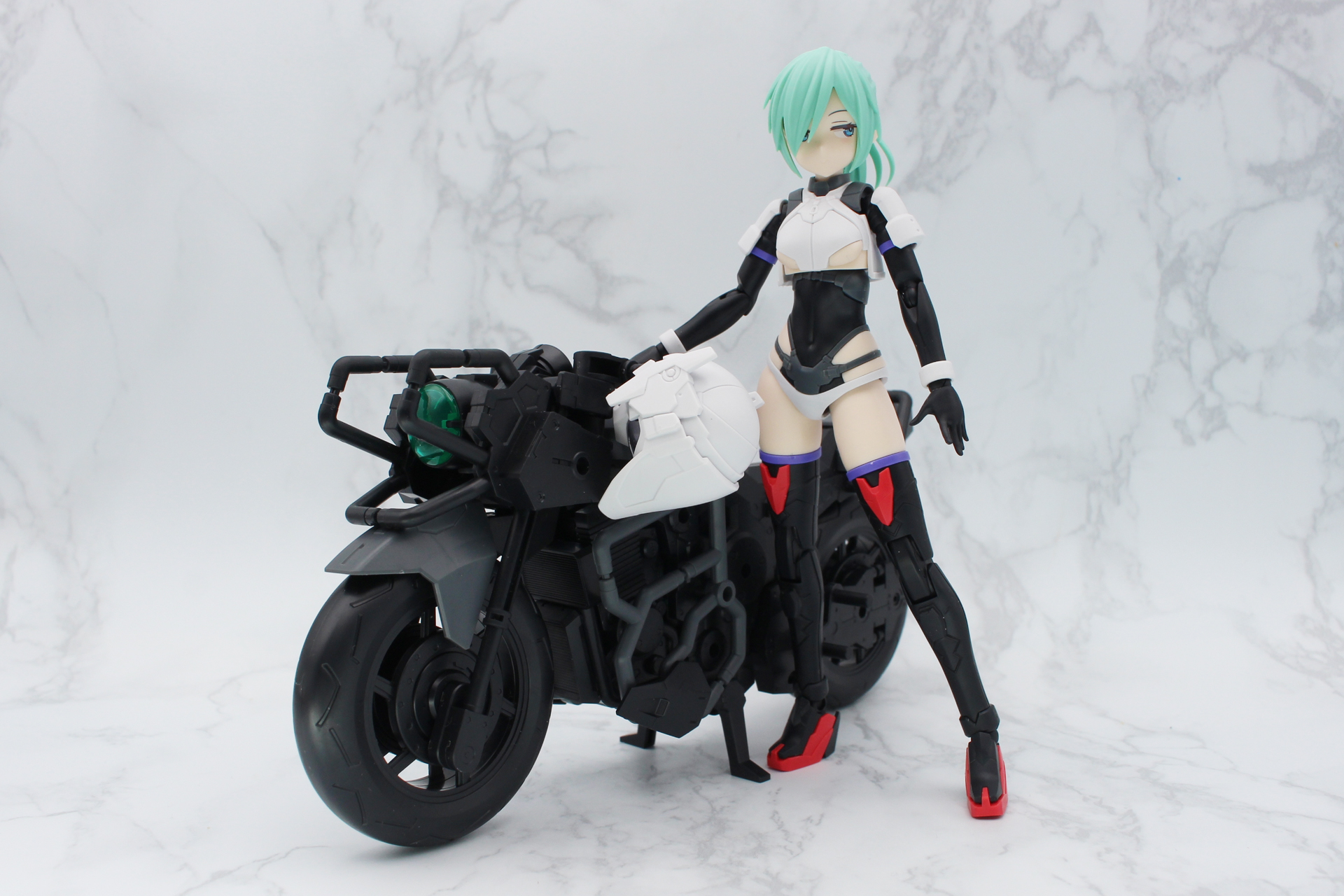 同時発売の「30MS オプションパーツセット22(ターボコスチュームα)[カラーB]」を使ったカスタマイズ。印象が大きく変わったライダースタイルは、特撮番組の“変身前”のようなイメージに