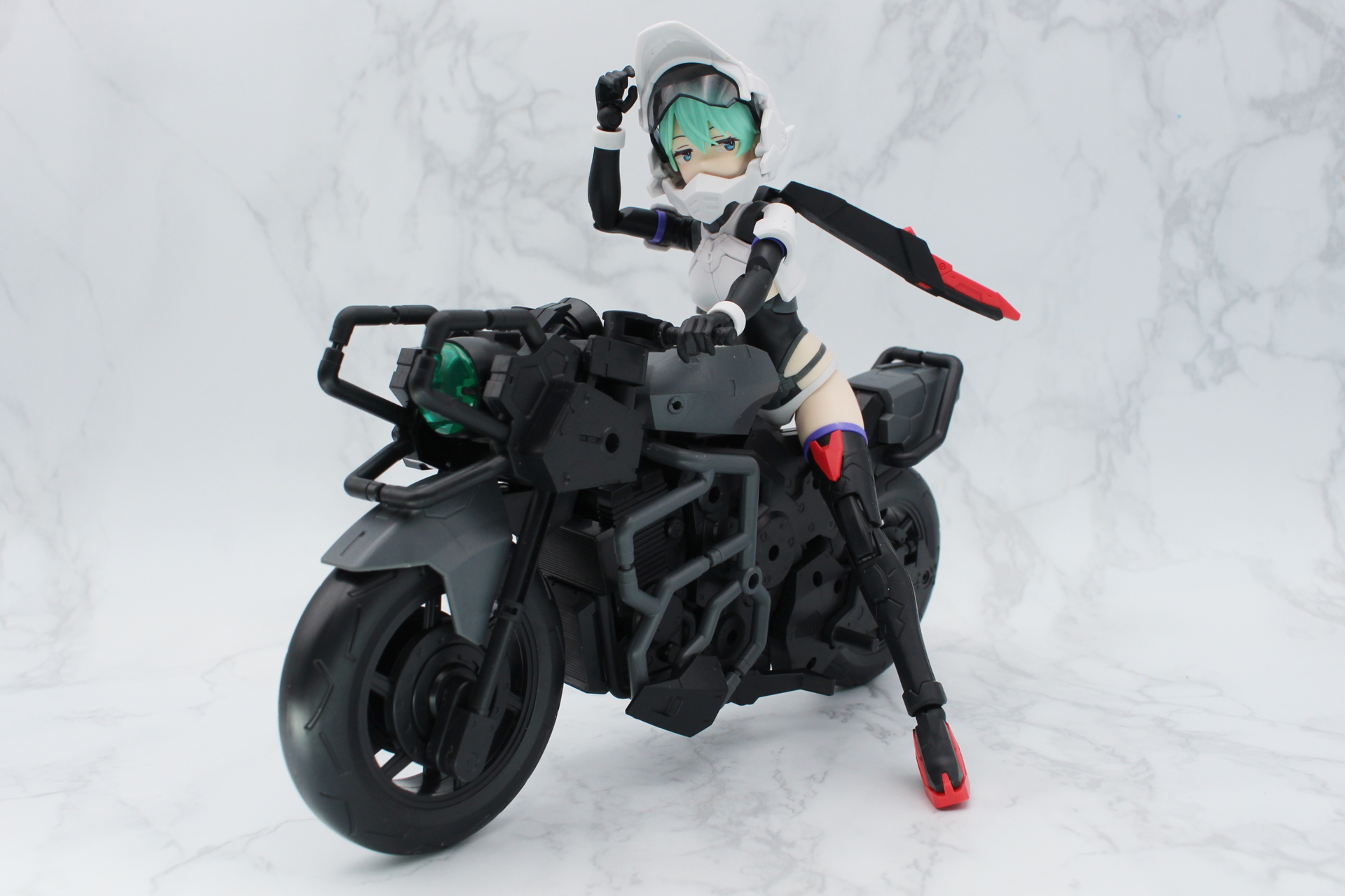 バイク「30MM 1/144 エグザビークル(ブーストワイルドバイクVer.)」も同時発売。脚が長いのでシートにまたがったポーズも余裕だ