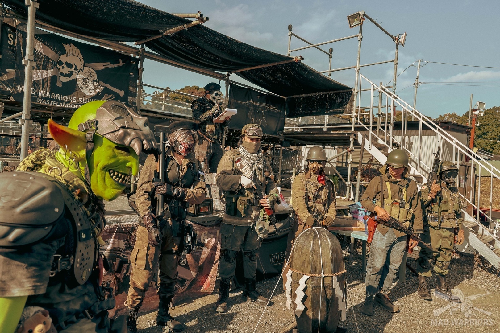 「DAY1昼の部」NPC。全身緑の顔色の悪い人より右に映っている軍装の人たちがNPC