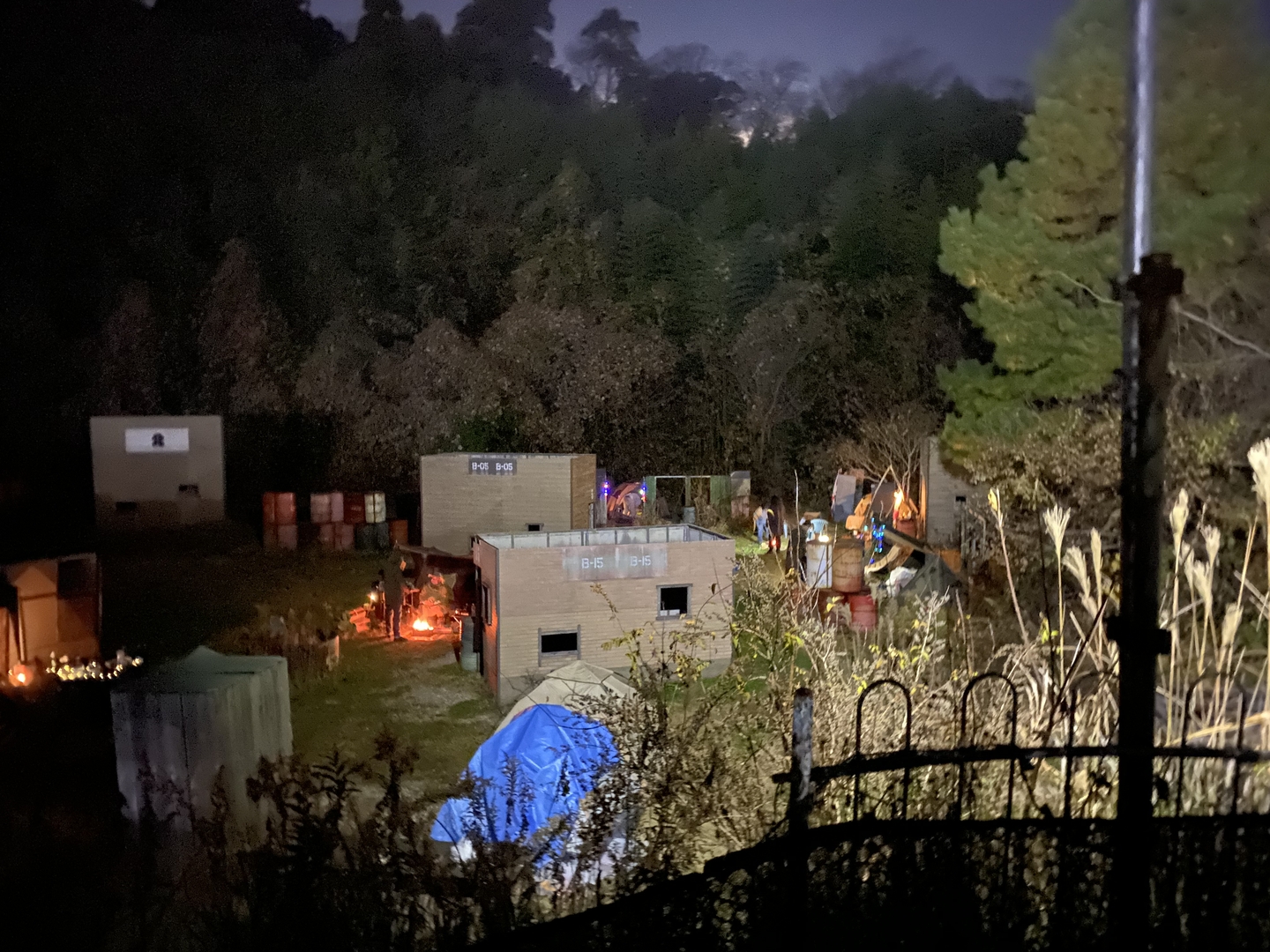 夜の町中の様子