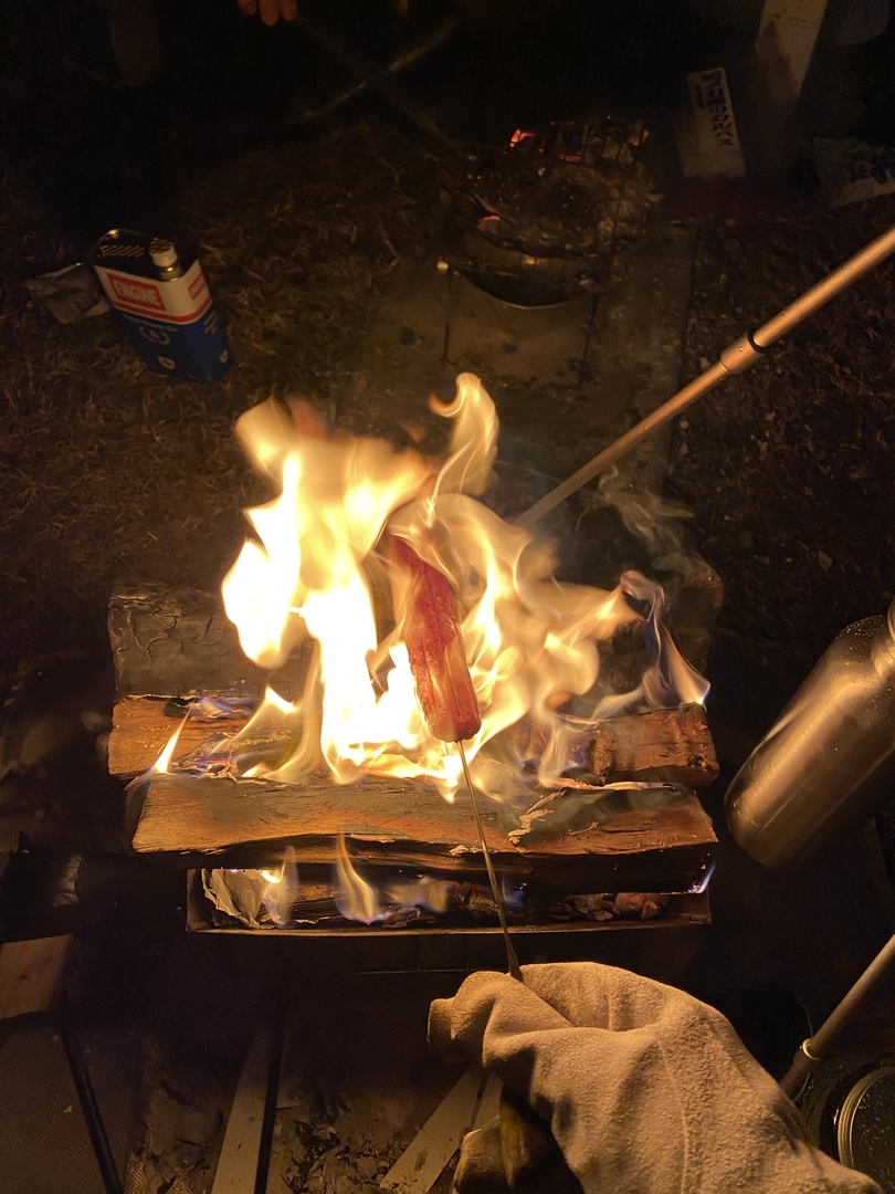 持ち込んだカルパスを炙って食べた。余談だが筆者は薪を買い忘れたのだが、他の参加者が格安で譲ってくれた。助け合いの心を感じた。とても有難かった
