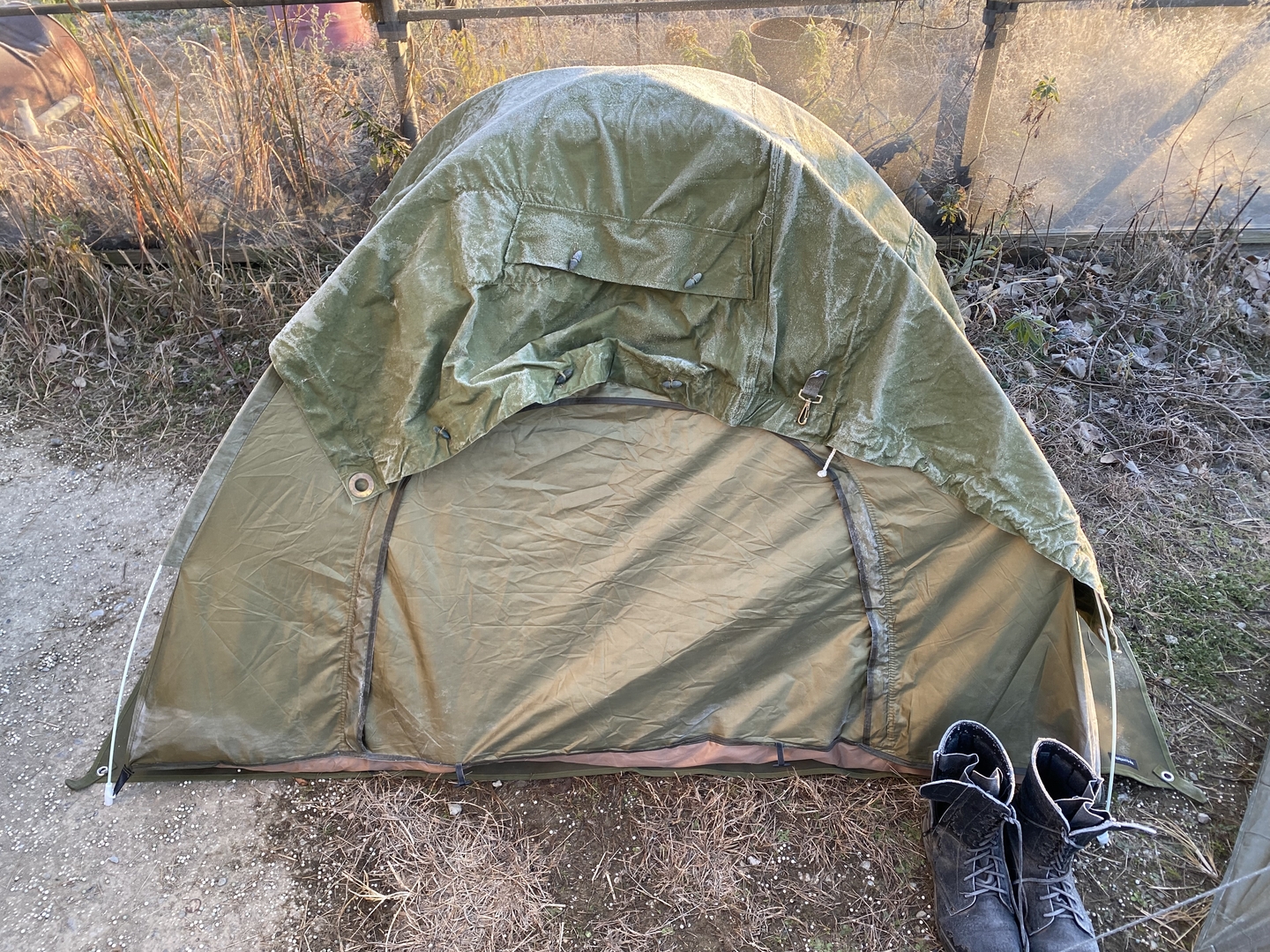 参考までに朝の筆者のテント。上にかけたポンチョやブーツが凍っている