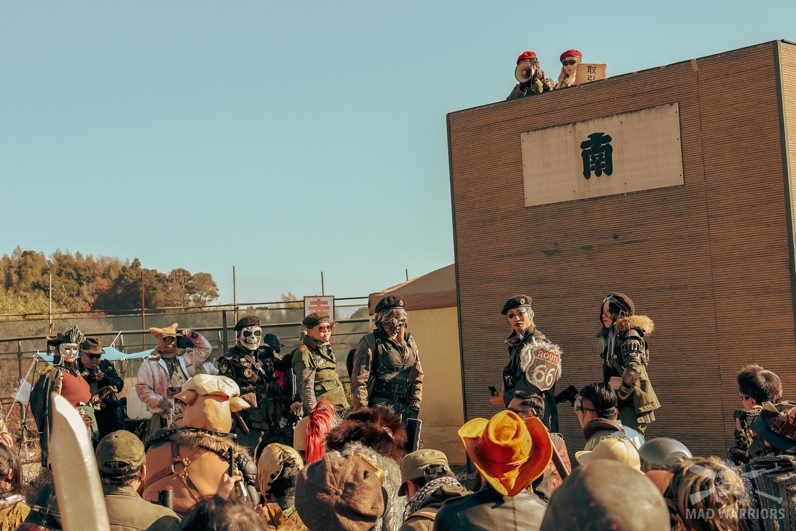 カエール大佐による革命の始まり。直属の分隊と上っていた