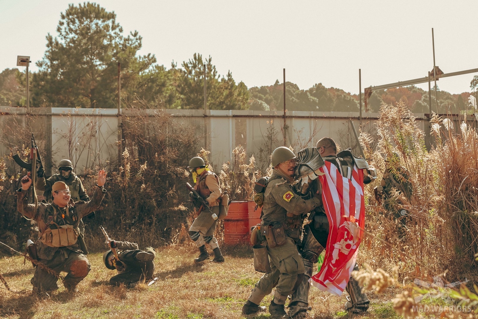 必死で抵抗するも徐々に拘束される第1軍