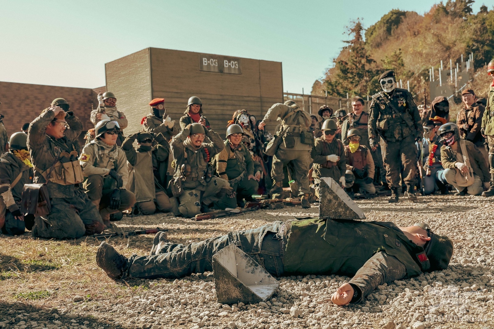 ヨシムニーに石を投げる第1軍。意外と忠誠心は無いようだ。死んだら元も子もないので気持ちはわかる