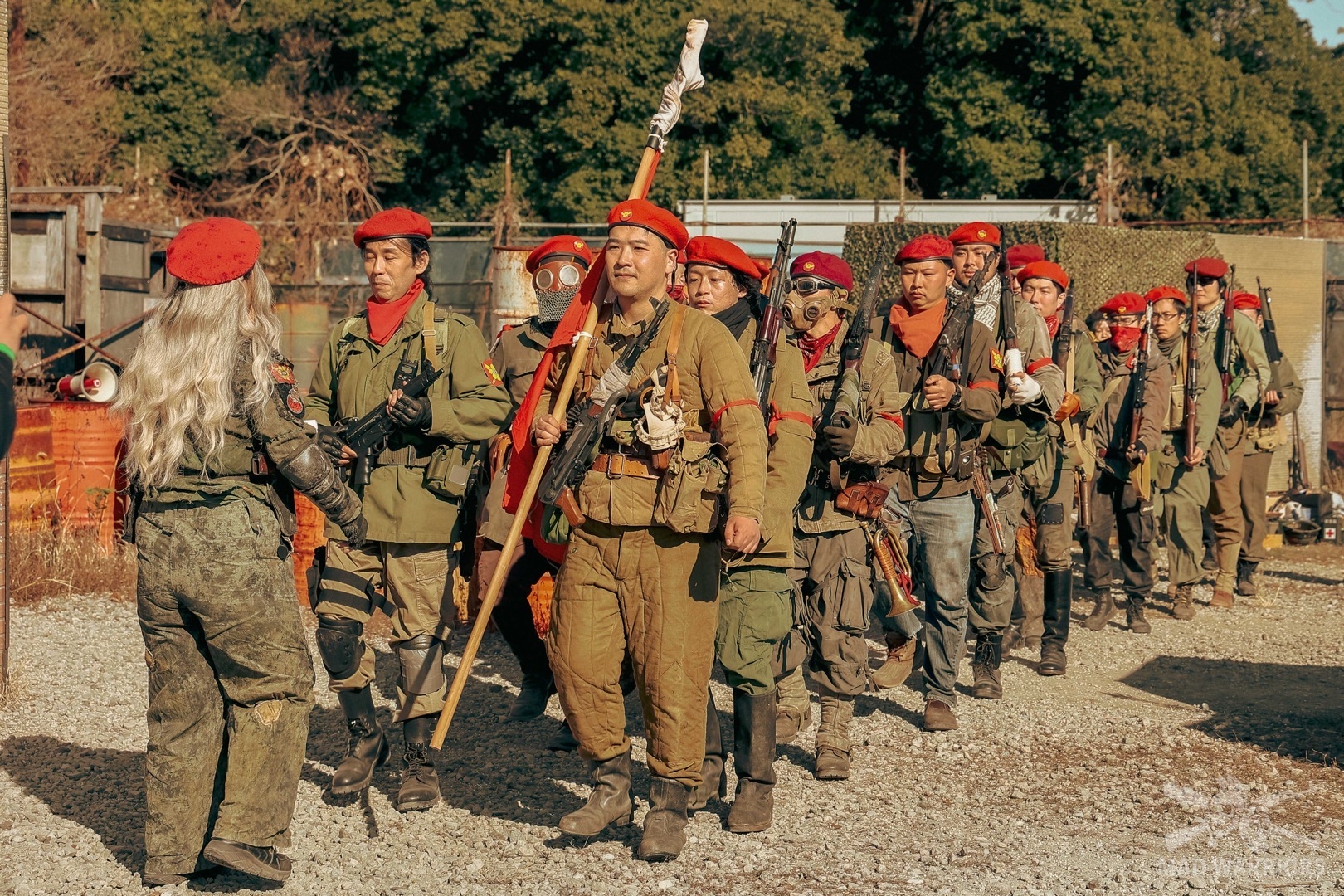 カエール新将軍とパレードに向け整列する革命軍