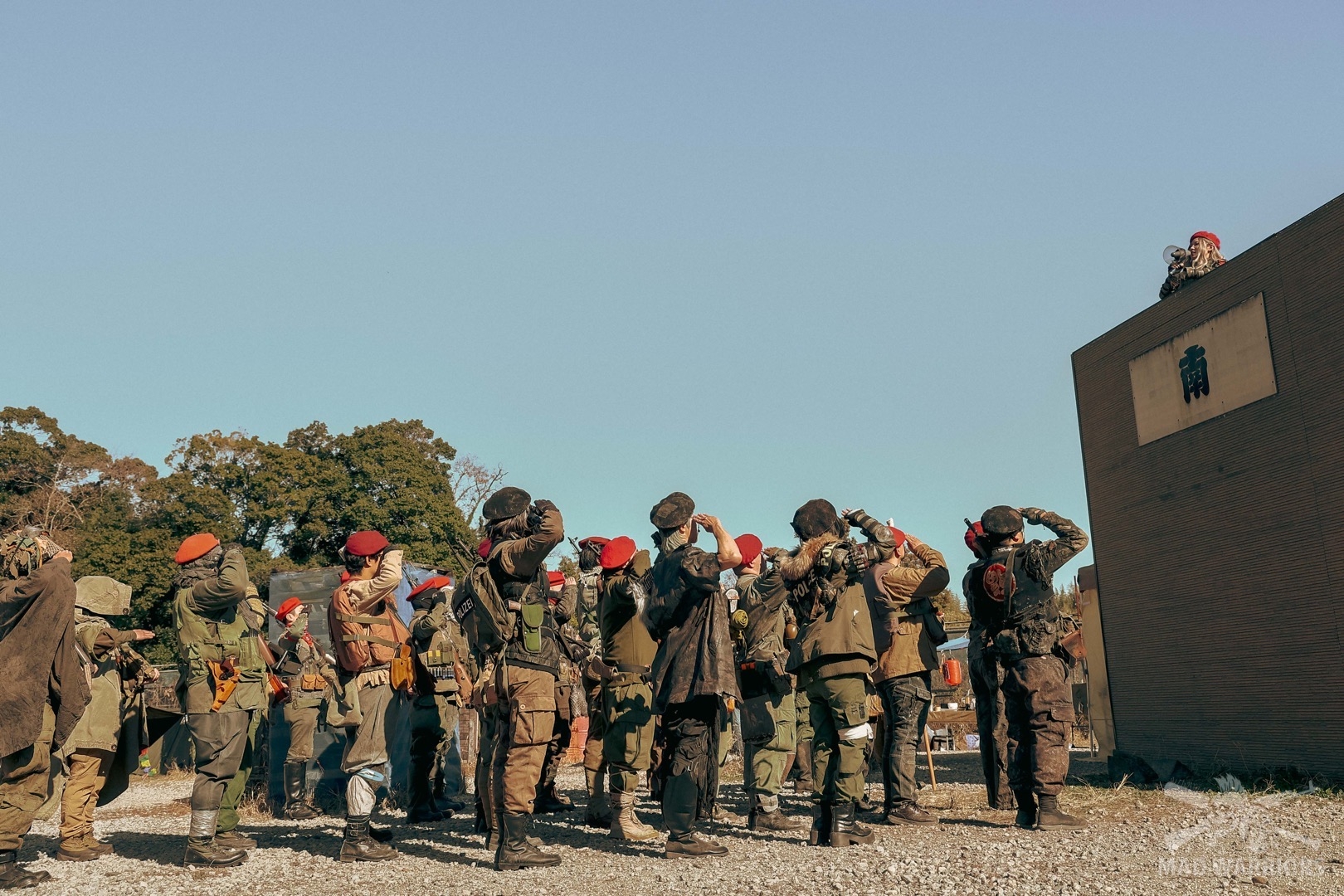 広場に集まって新体制の宣言をする閣下