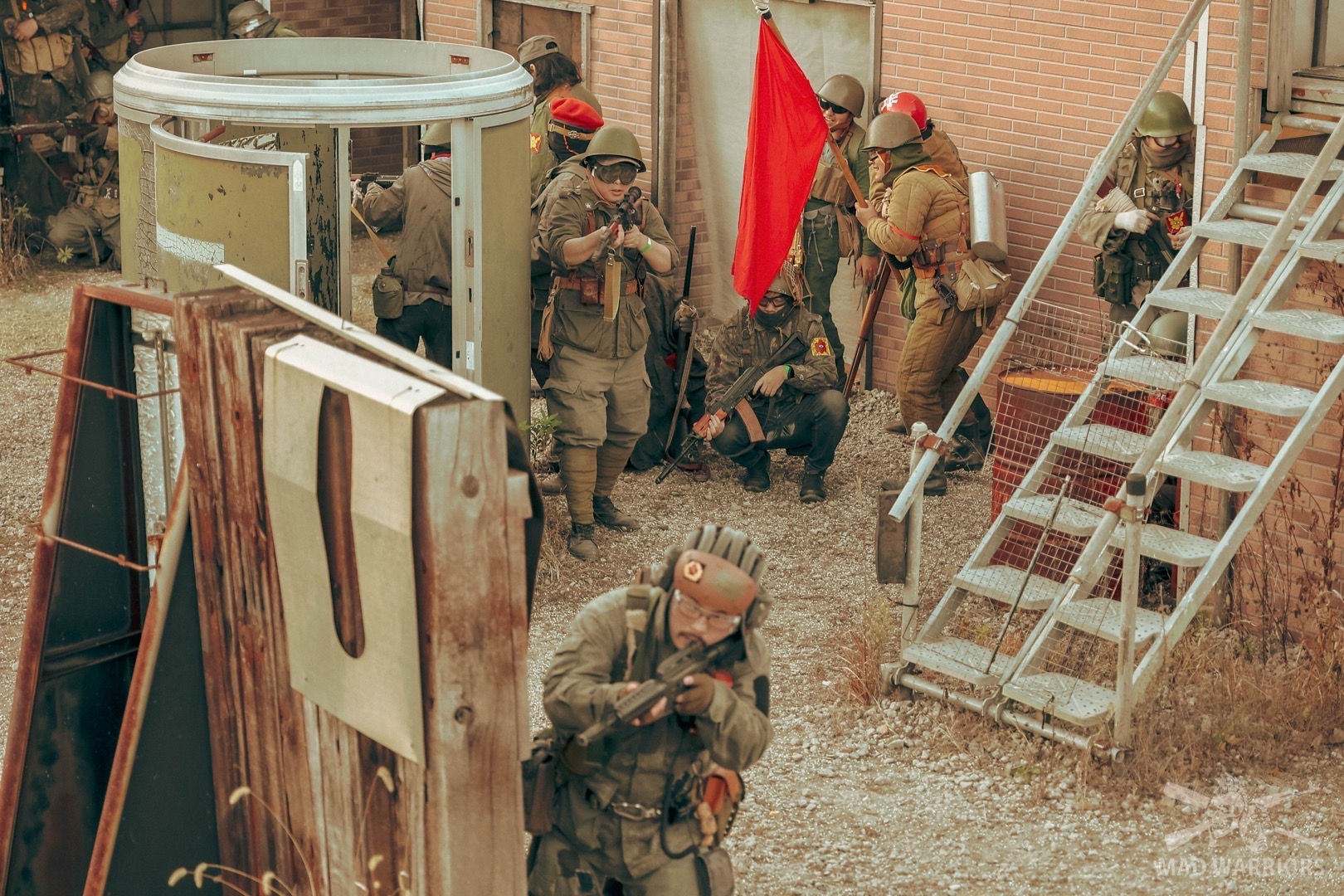 門付近まで追い詰められる革命軍