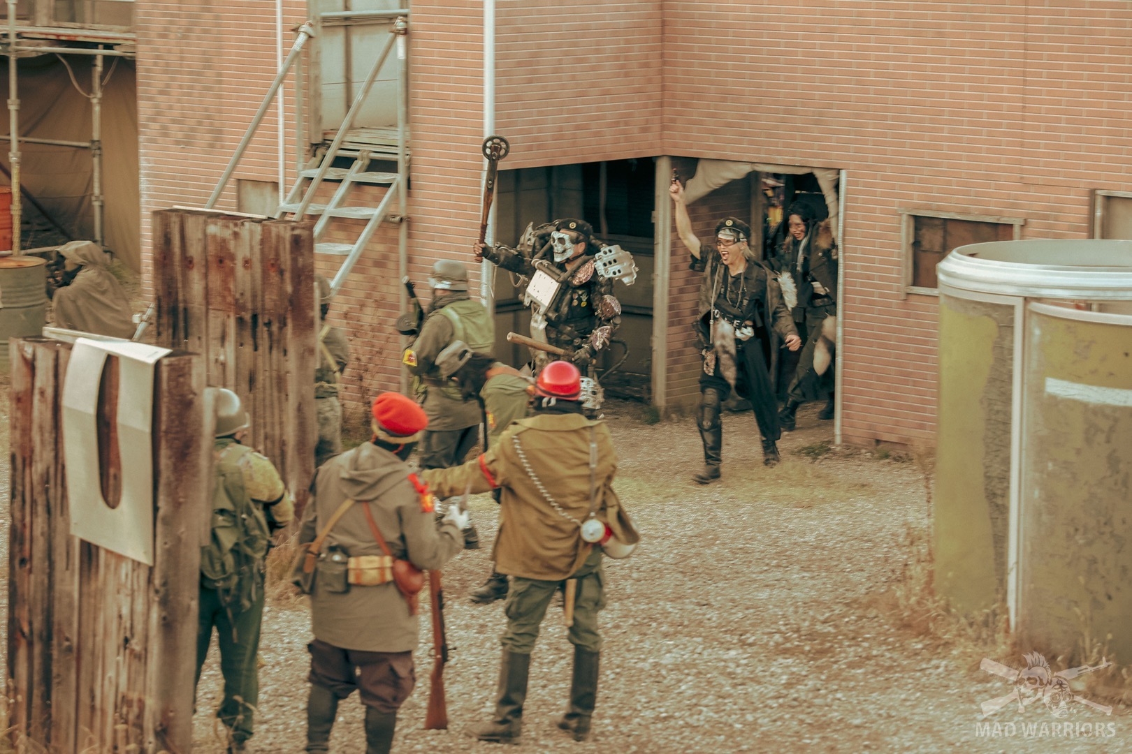 サトミックと警察軍の増援