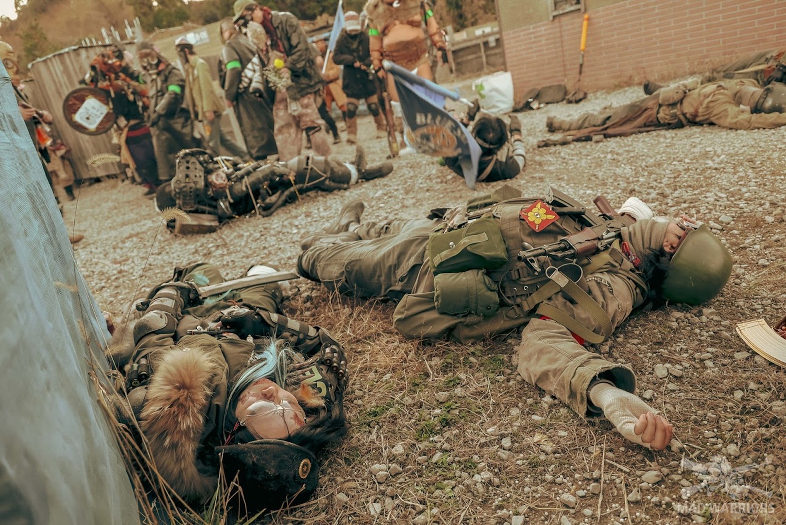 死んだふりをする筆者。AKが丁度首に載っていて少し息苦しかった。地面は寒いかと思ったが火照った身体にちょうどいい温度だった