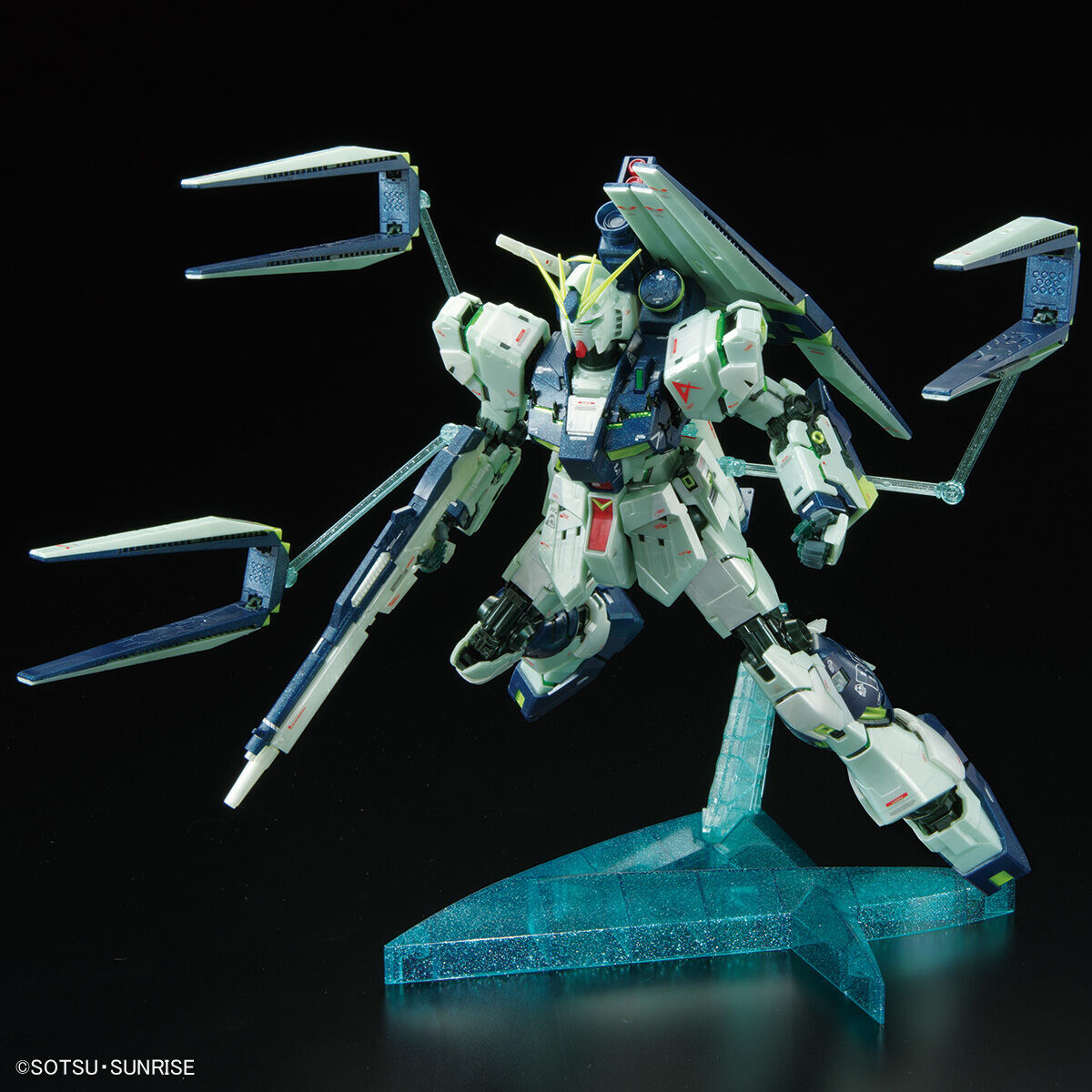 サイコフレーム発動イメージを成形色で再現。台座もラメ入りのクリア仕様です