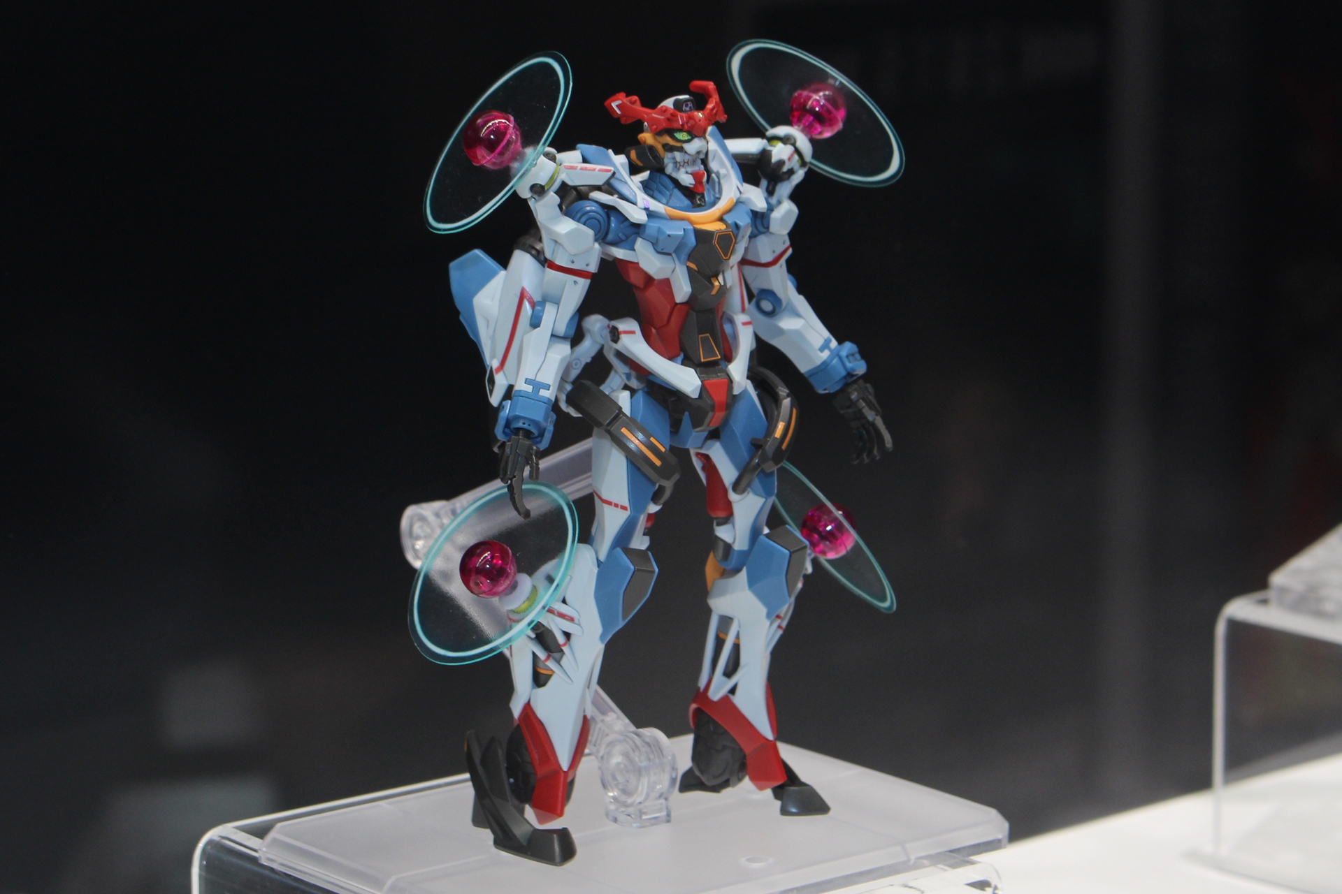 キットの最大のポイントとなる頭部は開閉ギミックにより展開する