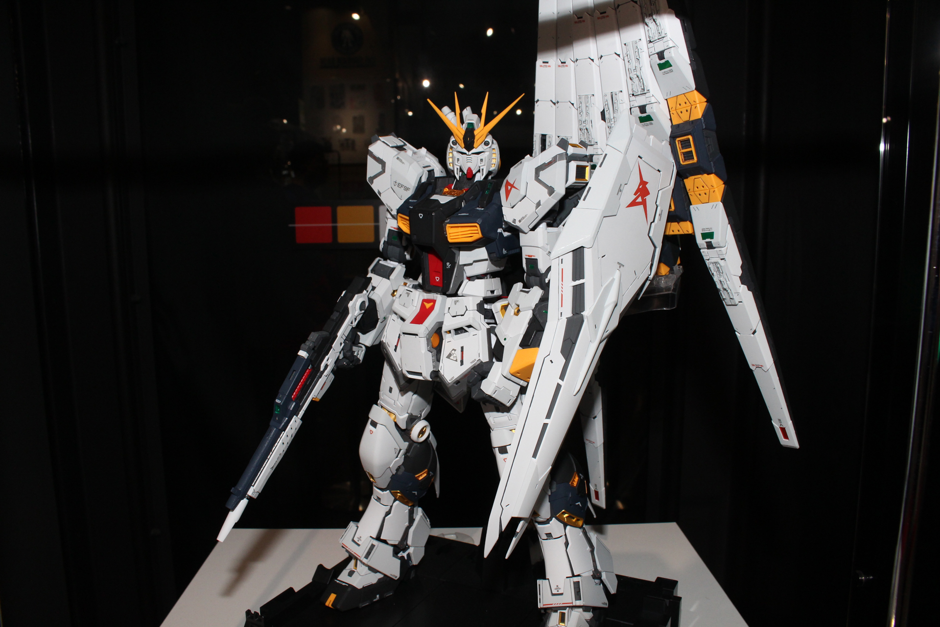 ガンダムベース東京ではガラスケースのない状態での展示も行なわれている