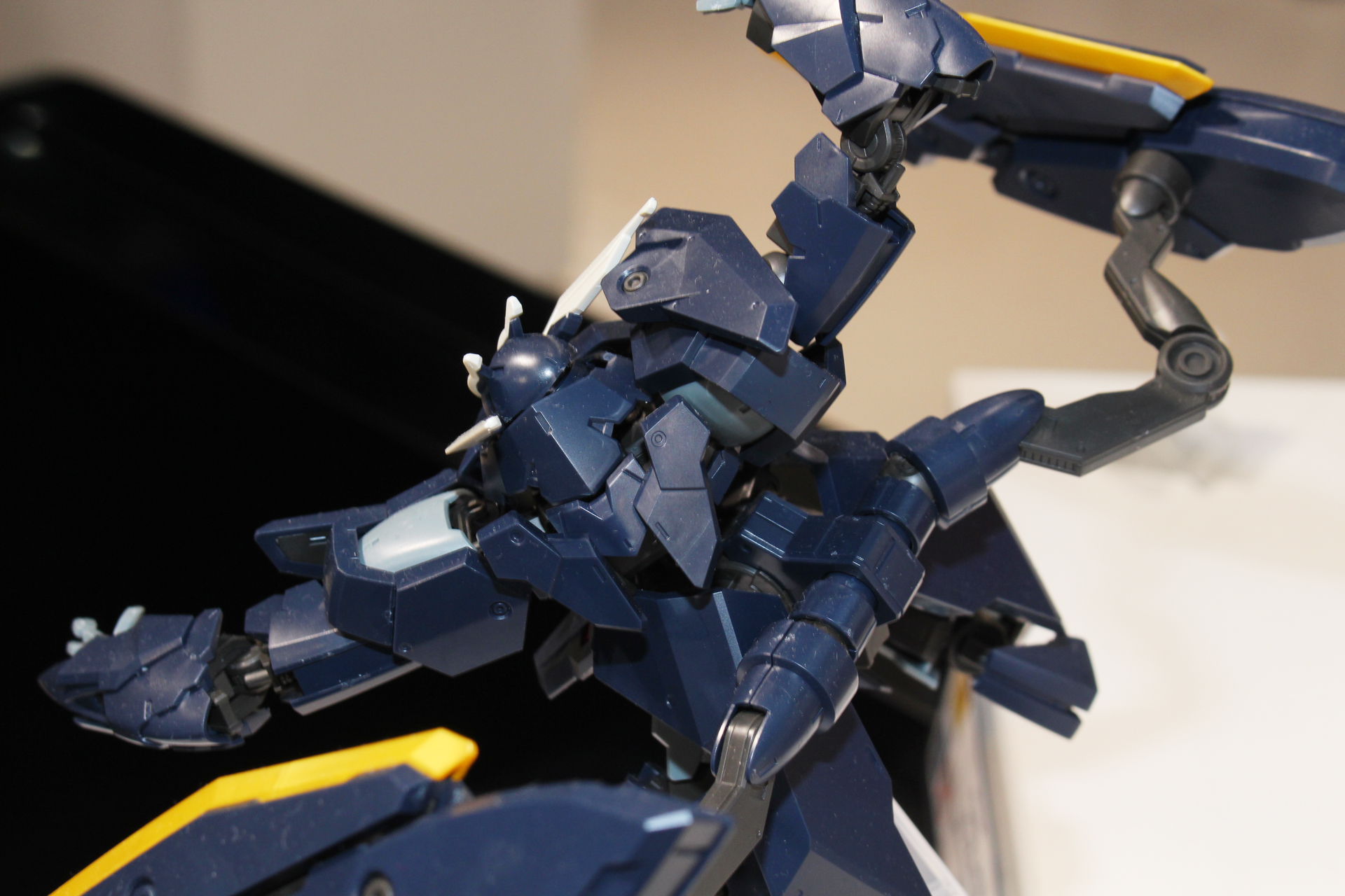 シールドプライヤーユニットは4か所の可動軸が設けられたアームにより自在に動かせる