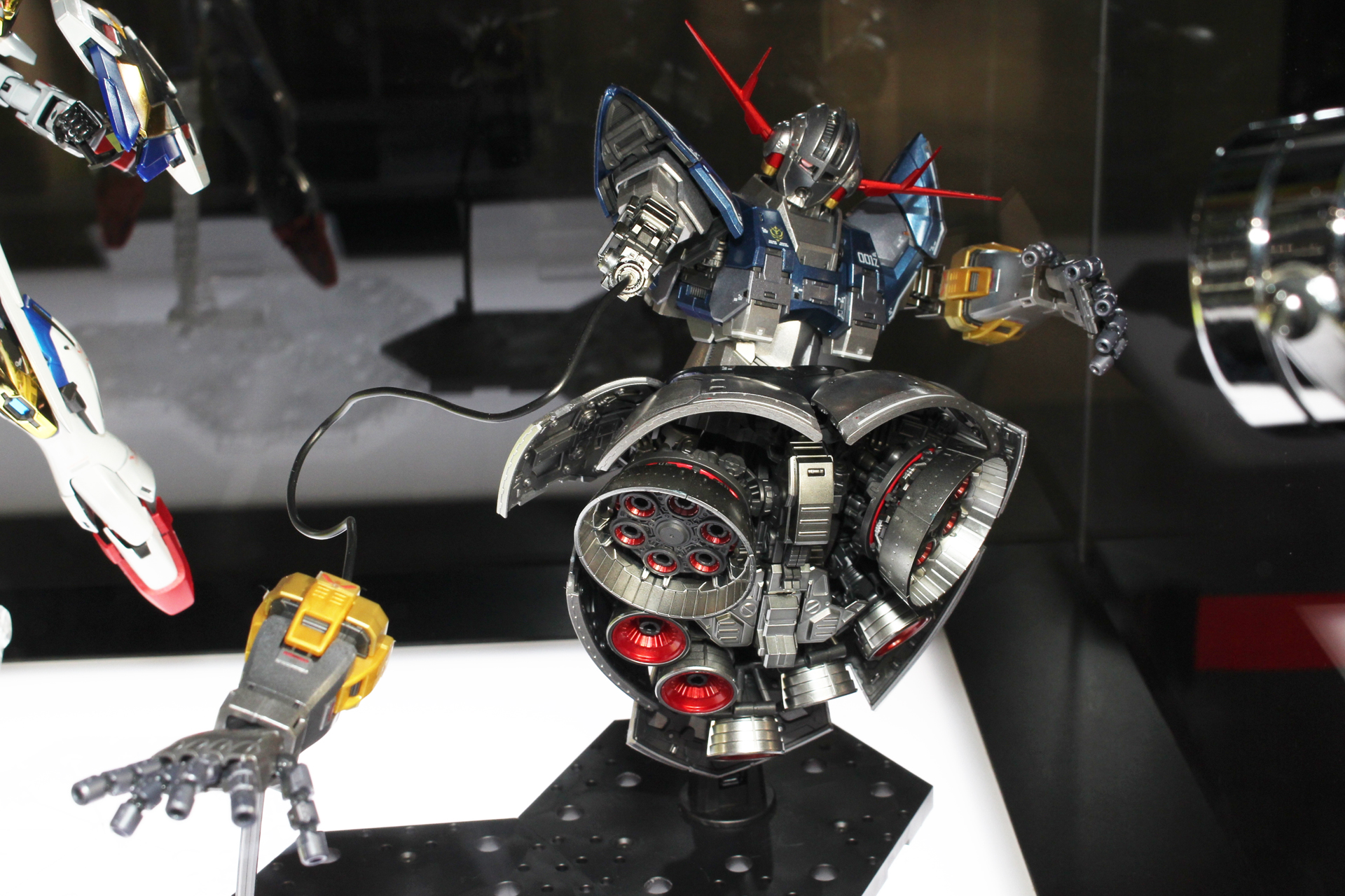 「RG 1/144 ガンダムベース限定 ジオング ［スペシャルコーティング］」2024年8月17日発売。価格は13,200円。ガンダムベース限定商品