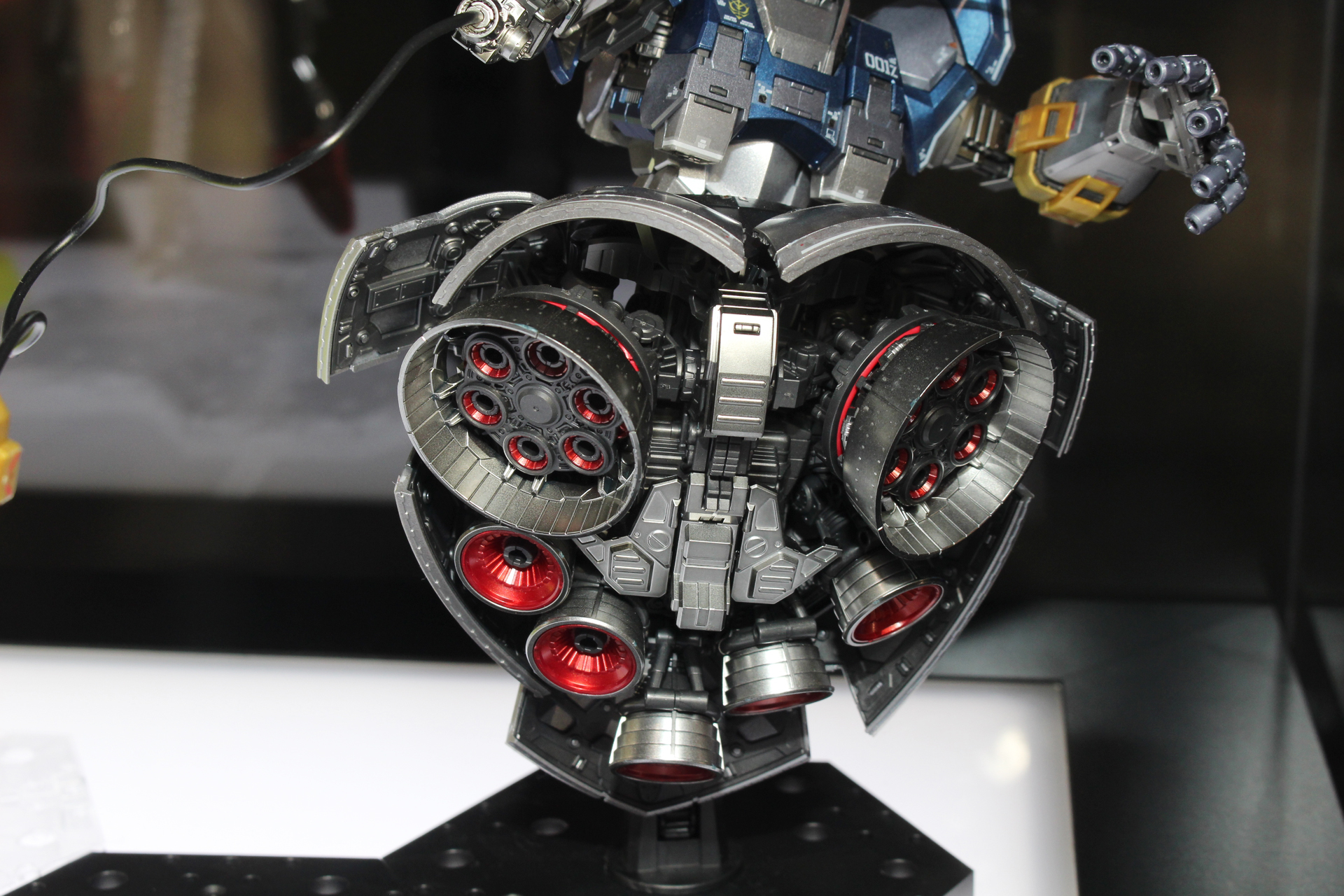機体を象徴するスカート内部。展開機構はキットオリジナルのものだ