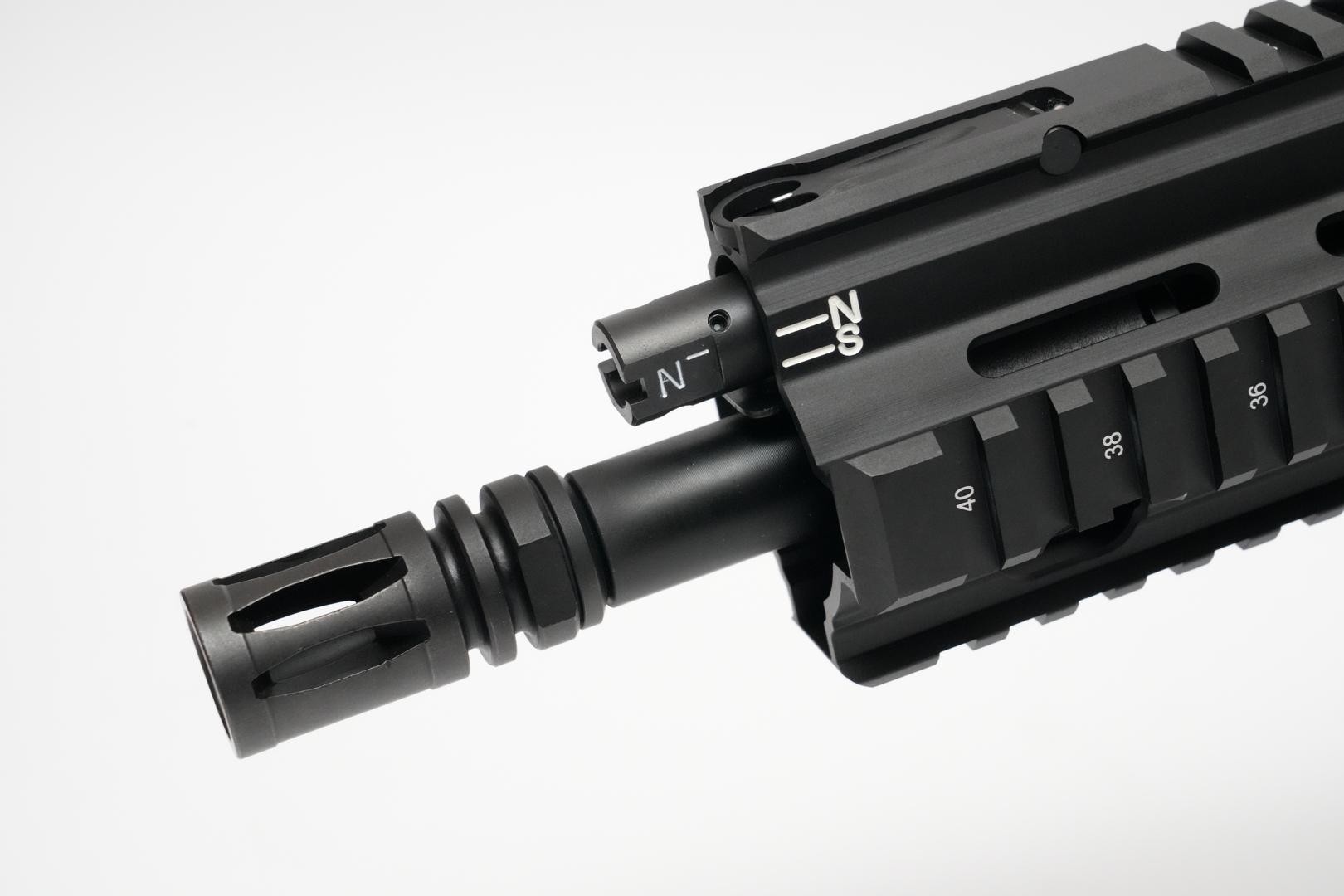 ノブとアウターバレルの間にあるロック板を押し下げると、実銃と同じくガスレギュレーターをサプレッサーモードに変更できる